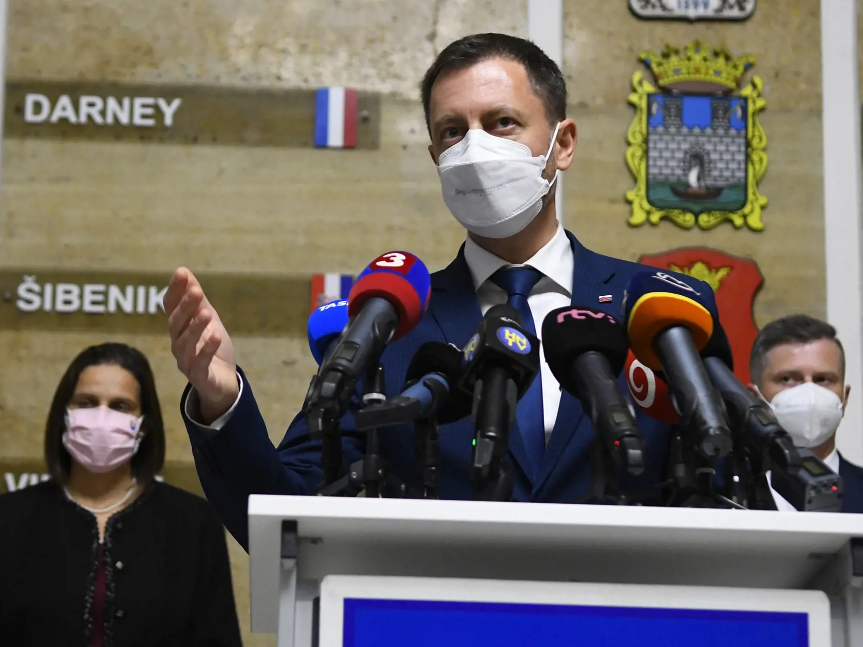 Na snímke uprostred predseda vlády SR Eduard Heger (OĽANO), vľavo ministerka spravodlivosti SR Mária Kolíková a vpravo primátor mesta Humenné Miloš Meričko počas tlačovej konferencie v priestoroch mestského úradu v Humennom  2. novembra 2021. FOTO TASR - Milan Kapusta
