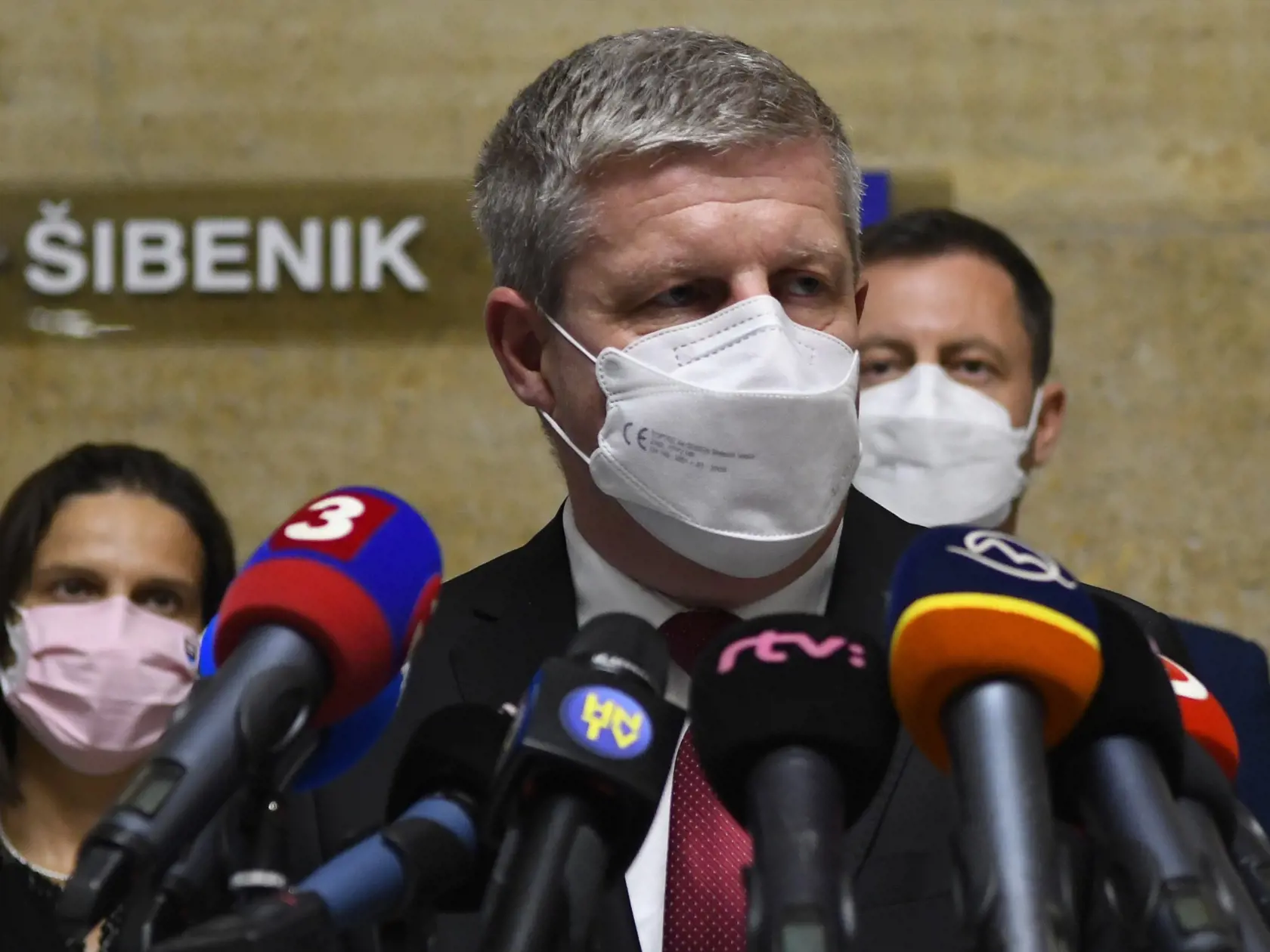 Na snímke uprostred minister zdravotníctva SR Vladimír Lengvarský, vpravo v pozadí predseda vlády SR Eduard Heger a vľavo ministerka spravodlivosti SR Mária Kolíková počas tlačovej konferencie v priestoroch mestského úradu v Humennom  2. novembra 2021. FOTO TASR - Milan Kapusta