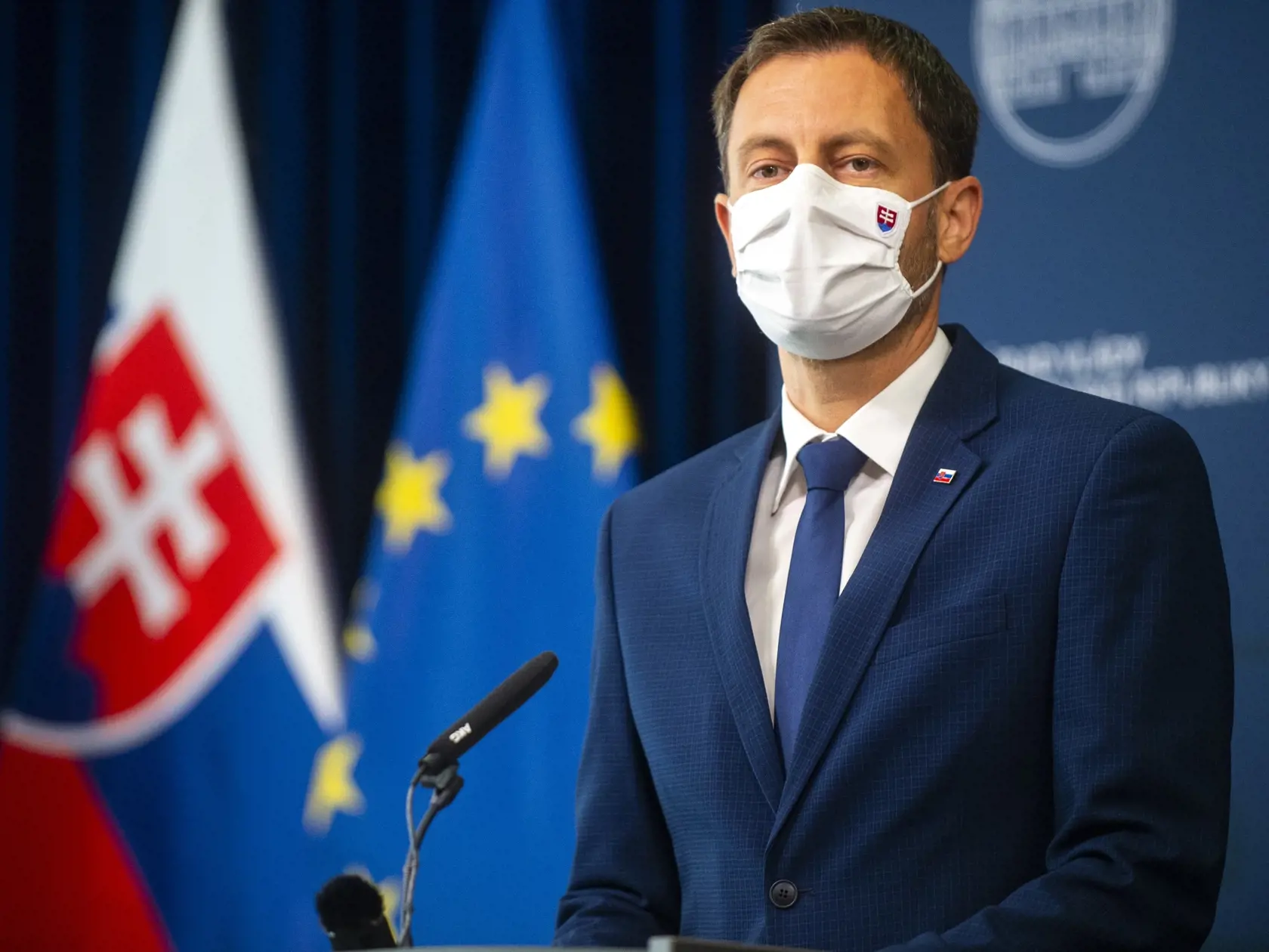 Premiér Eduard Heger ohlásil sprísňovanie opatrení.