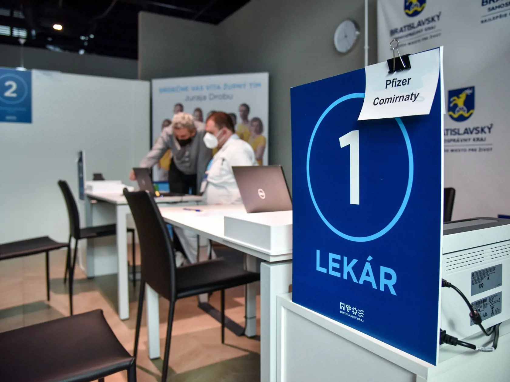 Na snímke očkovacie miesto Bratislavského samosprávneho kraja v nákupnom centre, v ktorom sa ľudia môžu zaočkovať proti ochoreniu COVID-19 bez registrácie 16. októbra 2021 v Bratislave. FOTO TASR - Pavol Zachar