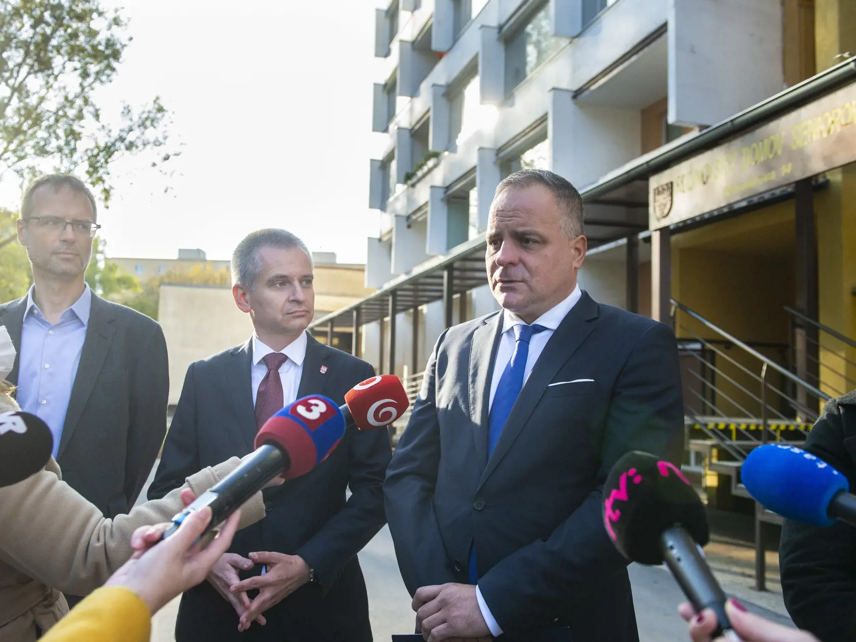 Na snímke zľava riaditeľ odboru zdravotníctva na Úrade Bratislavského samosprávneho kraja (BSK) Tomáš Szalay, starosta bratislavskej mestskej časti Ružinov Martin Chren a predseda BSK Juraj Droba počas tlačovej konferencie k očkovaniu 3. dávkou vakcíny proti ochoreniu COVID-19 v Ružinovskom domove seniorov 26. októbra 2021 v Bratislave. FOTO TASR - Jakub Kotian