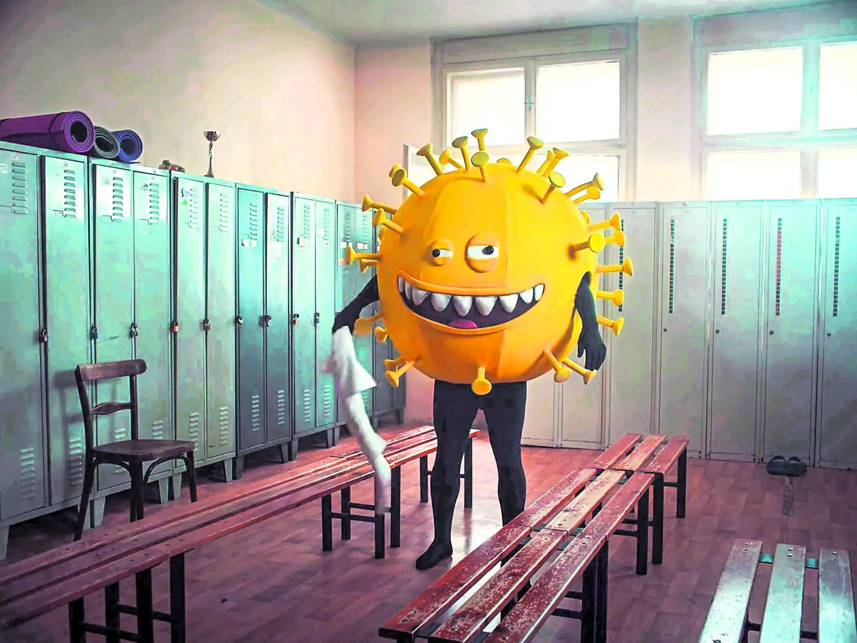 Koronavírus ako veľká plyšová guľa je skôr na smiech než by mal vzbudzovať obavy.