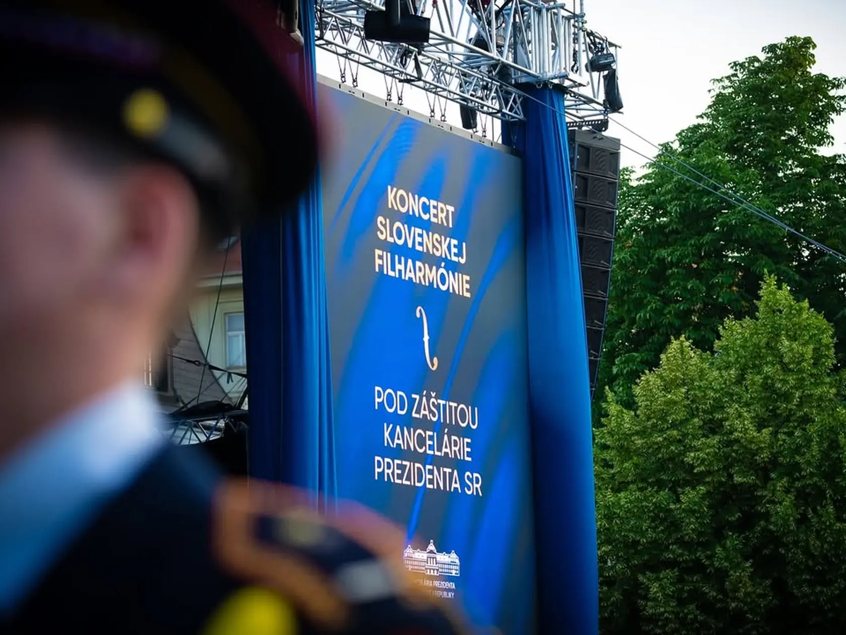 "VEČER PLNÝ EMÓCIÍ A HUDOBNÉHO ČARA V nádhernom prostredí Grasalkovičovej záhrady sa dnes uskutočnil výnimočný koncert Slovenskej filharmónie. Tento nezabudnuteľný zážitok bol harmonickým spojením krásy hudby, hrdosti na našu krajinu a silného posolstva, ktoré umenie dokáže vyslať – k národnej identite aj priamo k srdcu každého z nás. Ďakujem pánovi prezidentovi Petrovi Pellegrinimu za pozvanie a umelcom zo Slovenskej filharmónie za večer, ktorý ostane v pamäti ešte dlho," napísala ministerka hospodárstva Denisa Saková. 