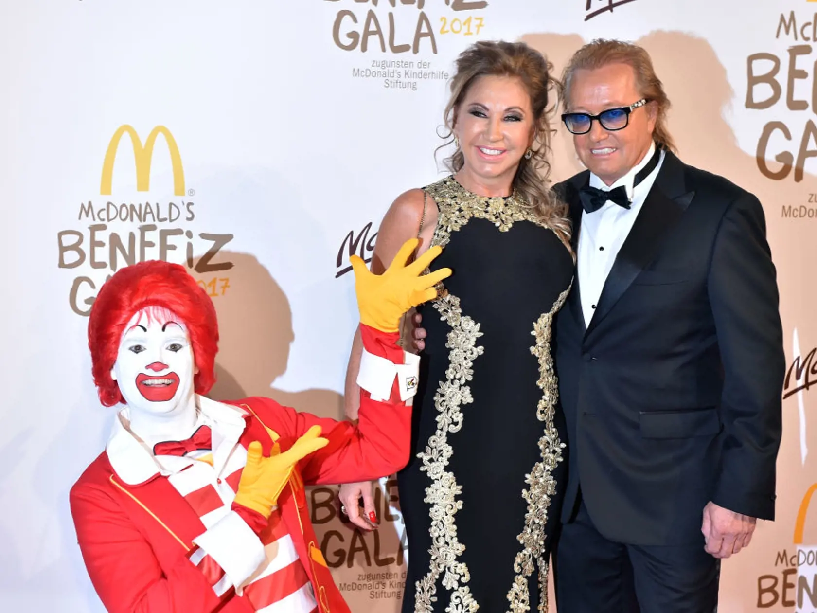 MUNICH, GERMANY - NOVEMBER 10:  Carmen Geiss and her husband Robert Geiss during the McDonald's charity gala at Hotel Bayerischer Hof on November 10, 2017 in Munich, Germany.  (Photo by Hannes Magerstaedt/Getty Images)