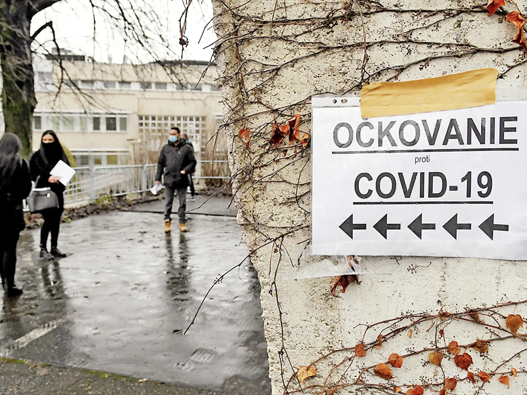 Momentálne očkujú seniorov nad 60 rokov.
