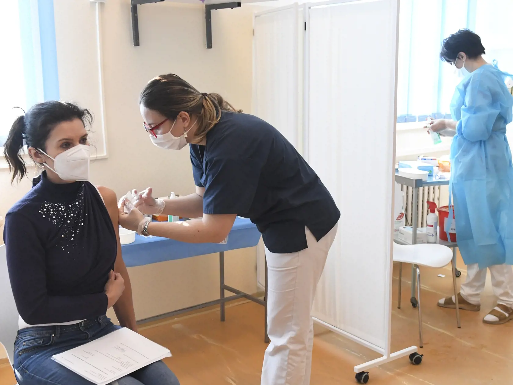 Na snímke očkovanie učiteľov proti ochoreniu COVID-19 vo vakcinačnom centre UNLP Košice.