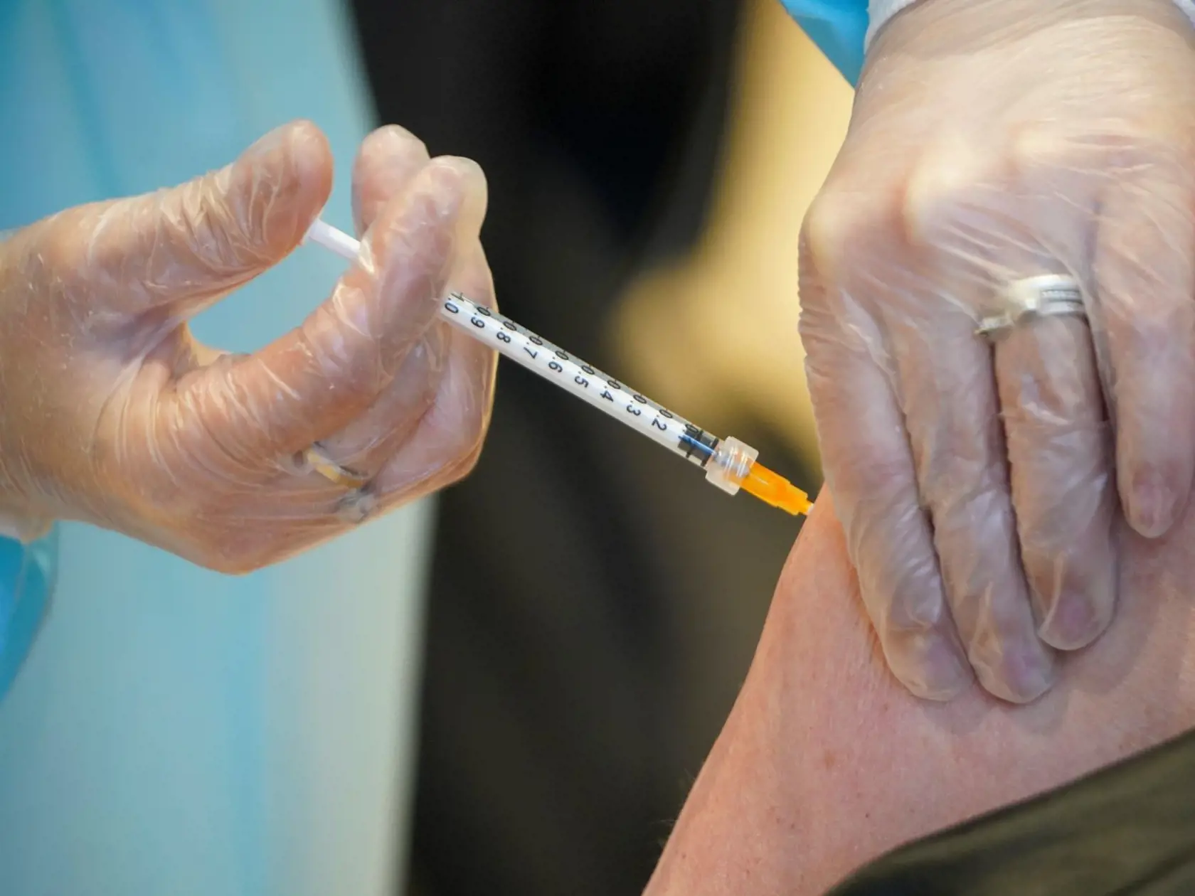 AstraZeneca sa podáva v dvoch dávkach, druhú dávku upravili a ľudia ju dostanú až po 10 týždňoch.
