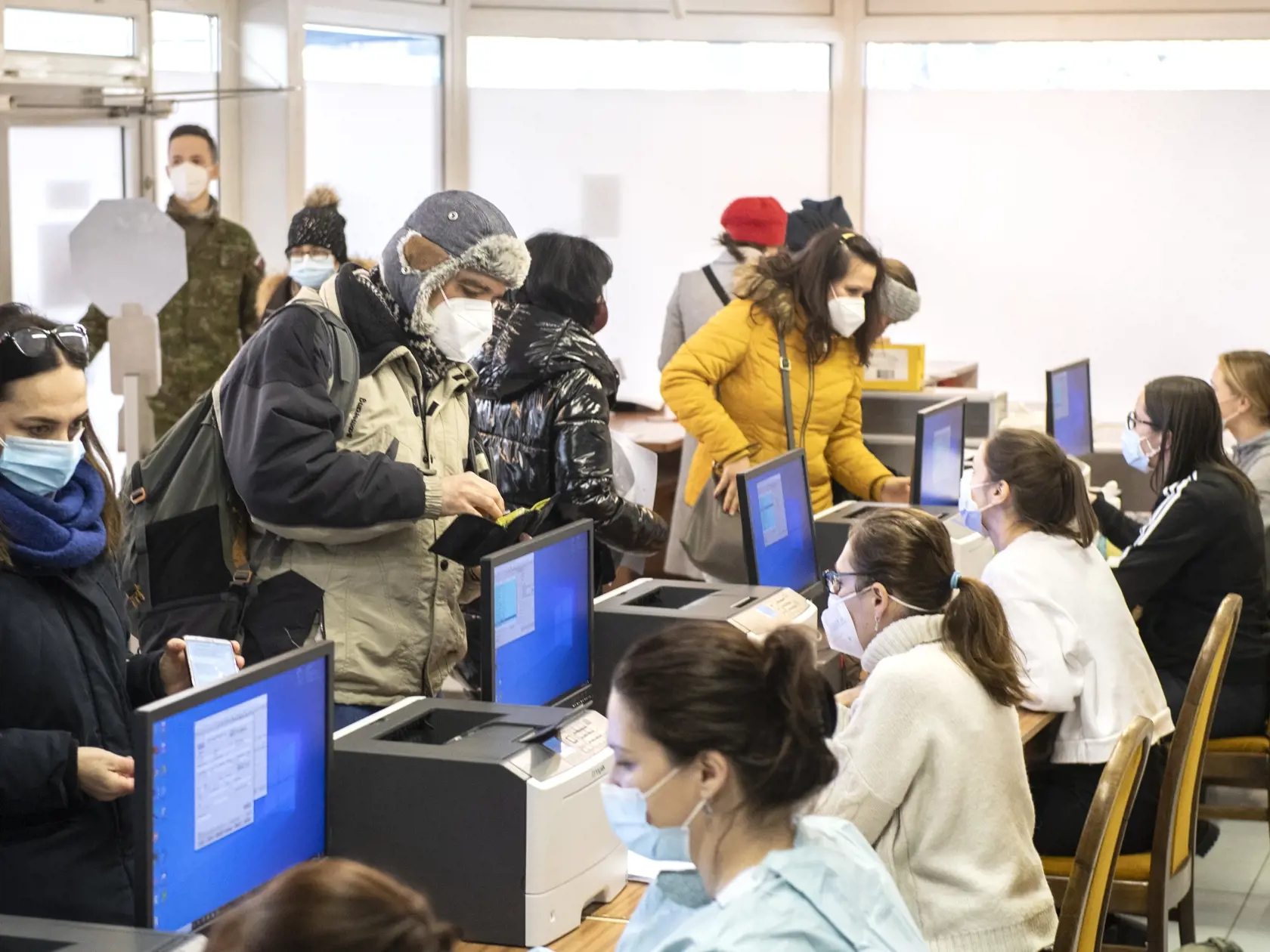 Pri nedostatku vakcín je dostať sa na očkovanie malý zázrak.