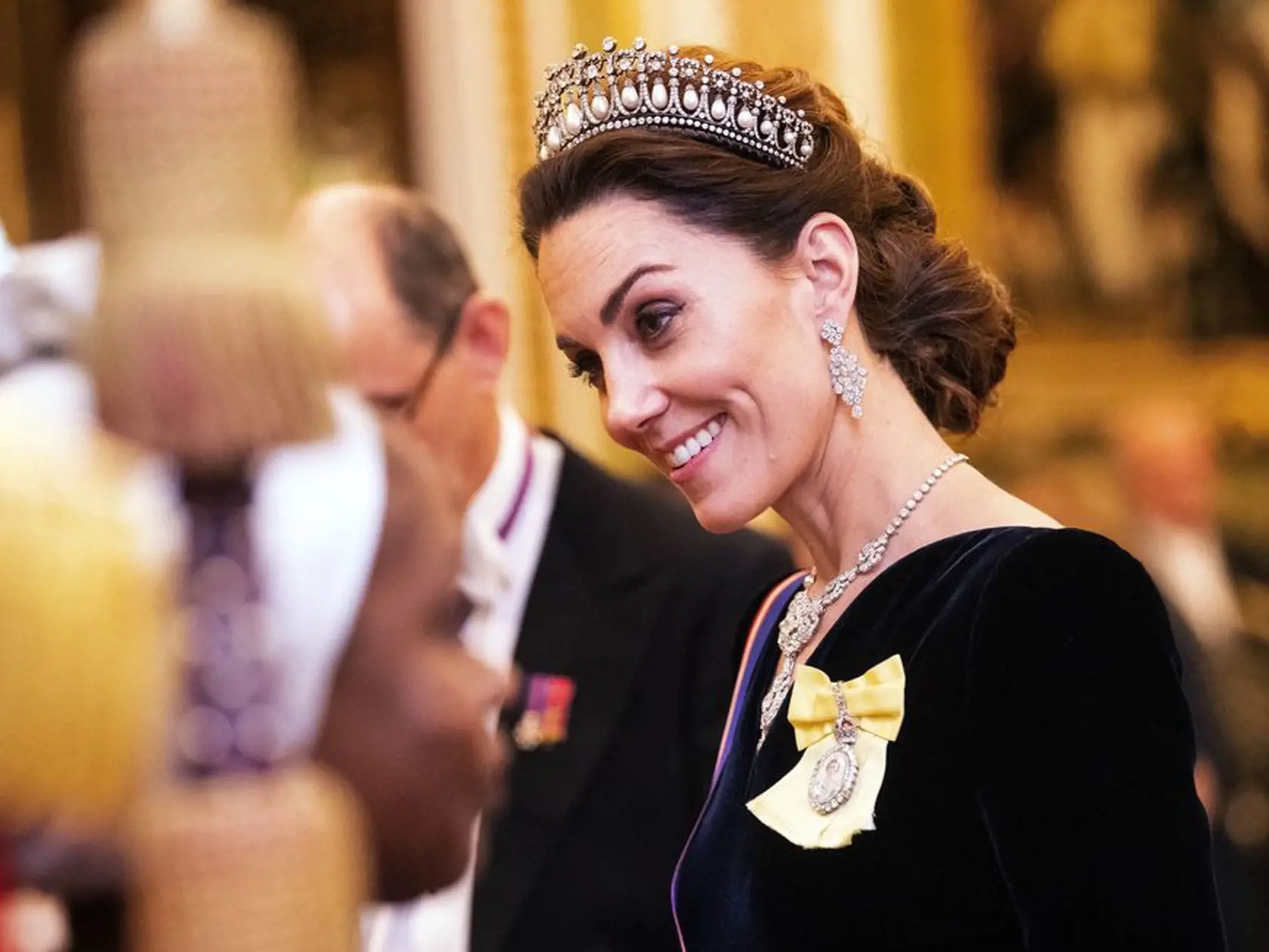 2019: Poslednou udalosťou, kedy sa Kate ukázala s korunkou na hlave, bola decembrová diplomatická recepcia. Tmavomodré šaty dopĺňala tiara, ktorú rada nosila aj princezná Diana. 