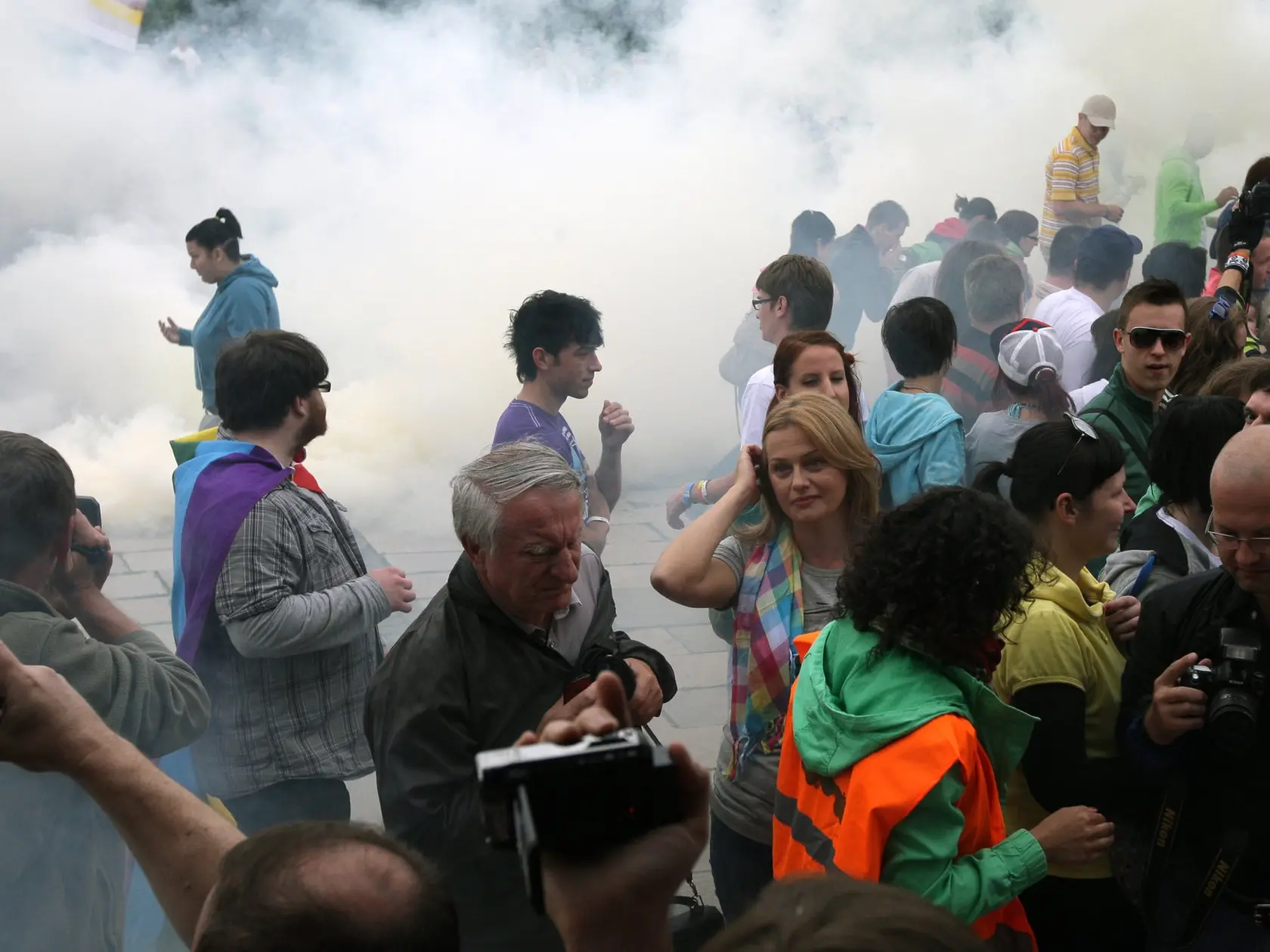 Svadbu na Dúhovom Pride prekazila dymovnica.