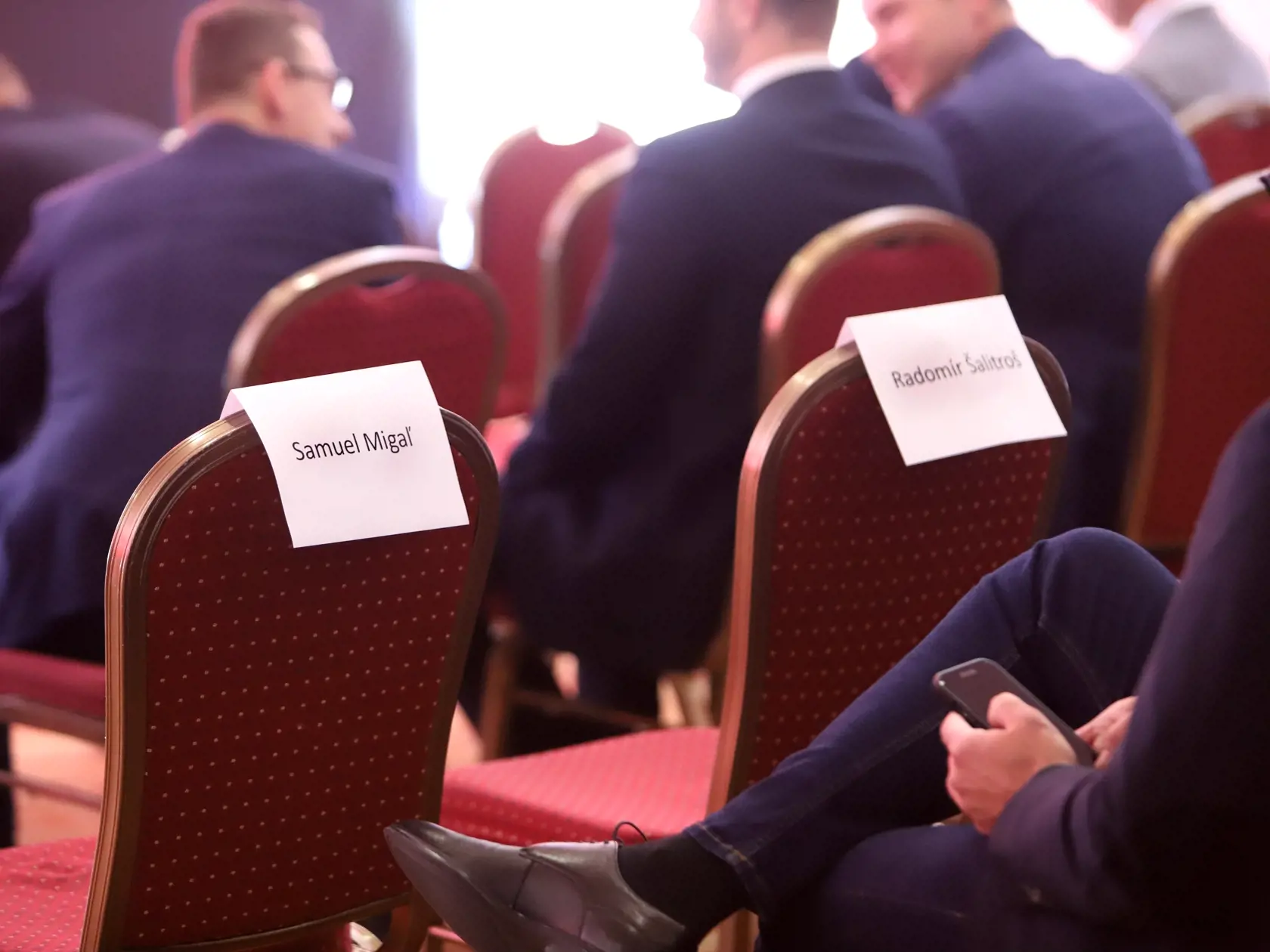 Na snímke voľnée stoličky s menami Samuel Migaľ a Radomír Šalitroš po pracovnom kongrese strany HLAS – sociálna demokracia, ktoré sa konalo na Táloch v okrese Brezno v sobotu 25. januára 2025. Predseda koaličného Hlasu-SD Matúš Šutaj Eštok verí, že v poslaneckom klube Hlasu-SD už nenastanú žiadne zmeny po vylúčení poslancov Samuela Migaľa a Radomíra Šalitroša zo strany. Označil ich za vydieračov, ktorí sa neriadili hodnotami strany a prišli do Hlasu-SD krátko pred voľbami. FOTO TASR - Ján Krošlák