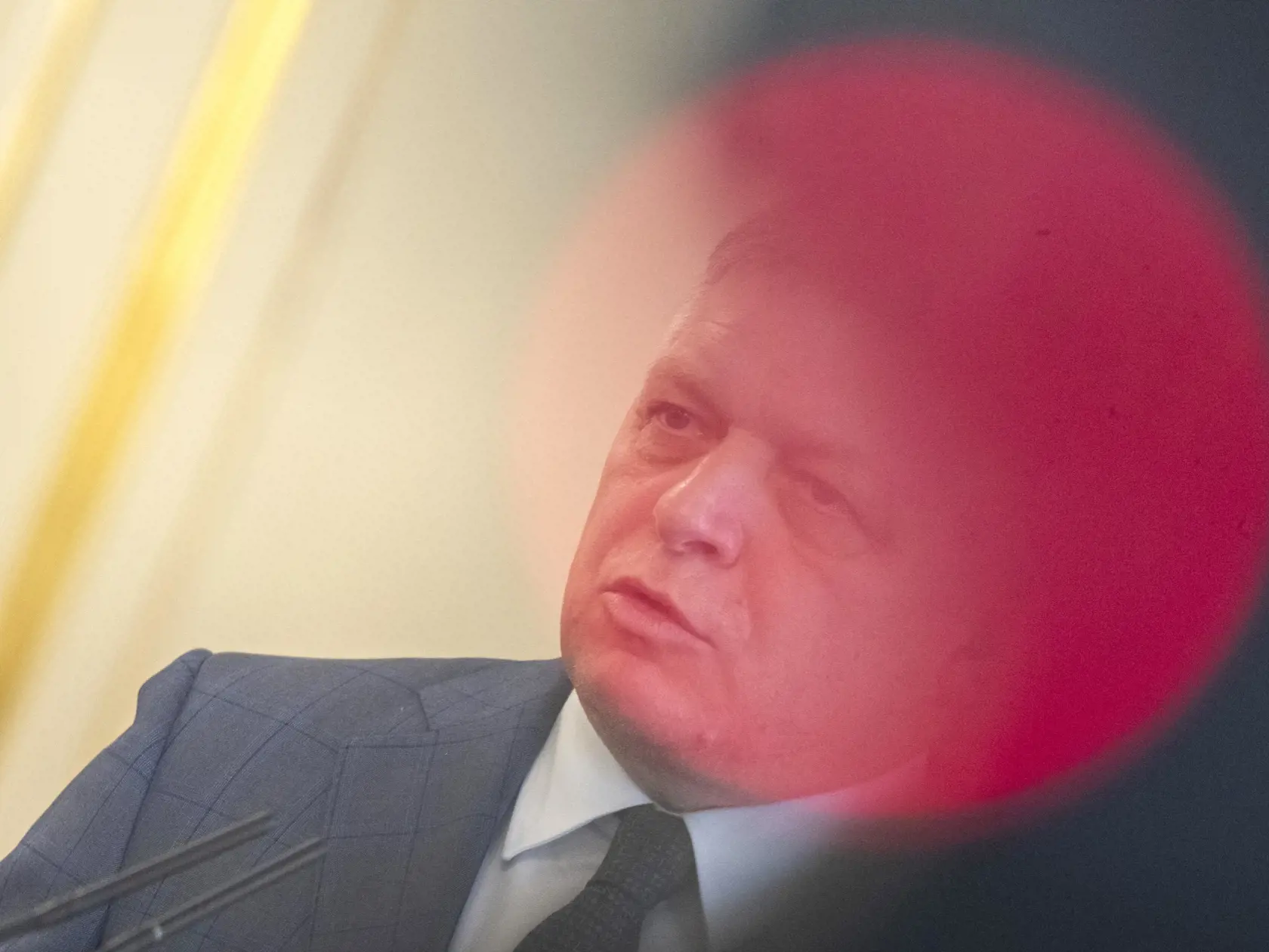 Na snímke predseda koaličnej strany Smer-SD a premiér SR Robert Fico počas tlačovej konferencie po stretnutí politických strán za okrúhlym stolom k zahraničnopolitickej orientácii Slovenska, ktoré zorganizoval prezident SR Peter Pellegrini v Prezidentskom paláci v Bratislave v utorok 4. februára 2025. Na stretnutí sa zúčastnili predsedovia koaličných strán za Smer-SD Robert Fico, Hlas-SD Matúš Šutaj Eštok a SNS Andrej Danko. Predseda opozičného KDH Milan Majerský pozvanie na stretnutie prijal, ale na spoločnom vyhlásení sa nezúčastnil. Opozičné PS a SaS sa na stretnutí za okrúhlym stolom nezúčastnili. FOTO TASR - Martin Baumann