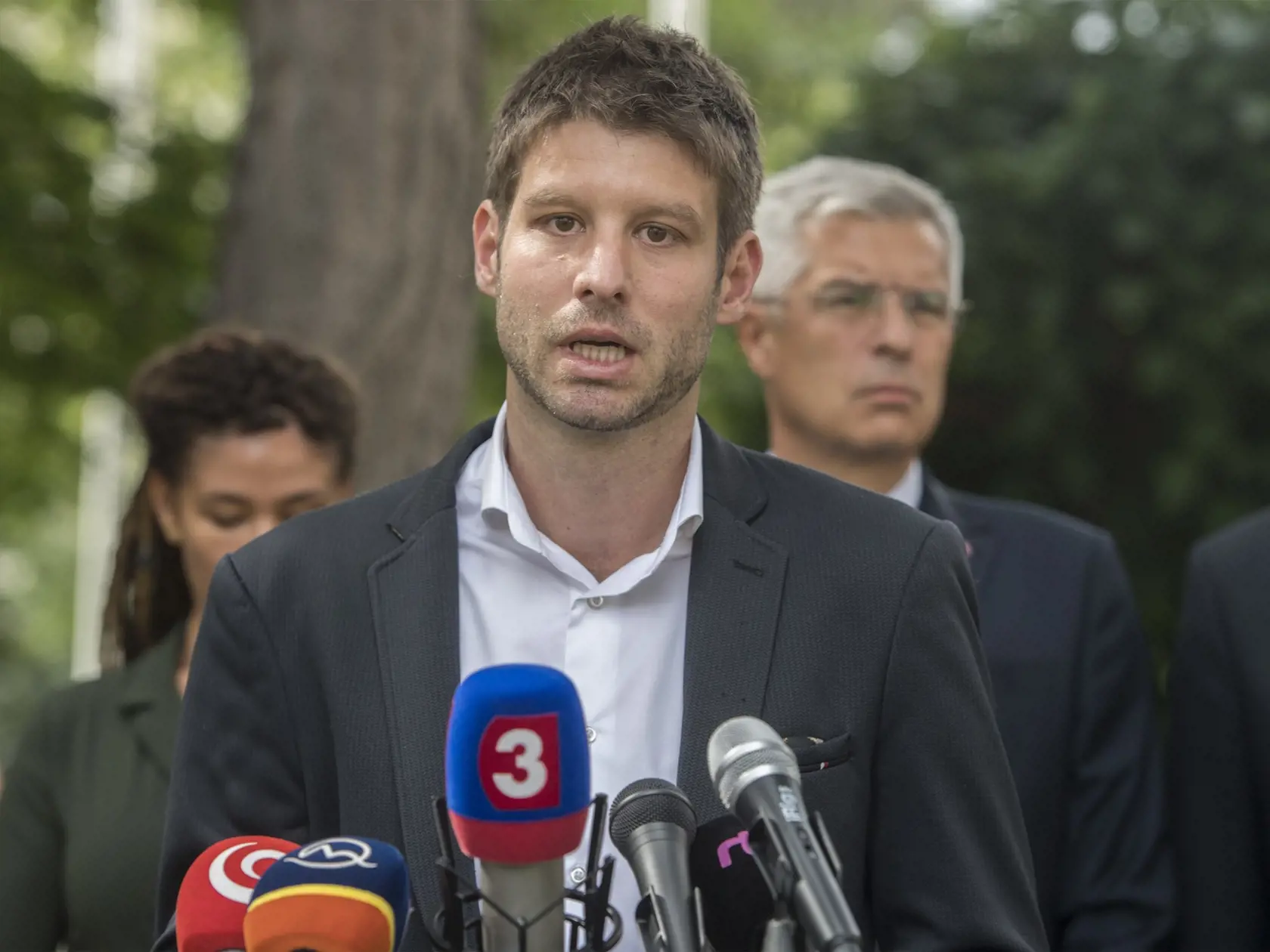 Na snímke vpravo v pozadí minister zahraničných vecí a európskych záležitostí SR Ivan Korčok počas brífingu s novinármi po stretnutí so slovenskými poslancami Európskeho parlamentu ako aj s poslancami Národnej rady SR. Na snímke v popredí Michal Šimečka -Renew Europe Group Politická príslušnosť v SR: Progresívne Slovensko. FOTO TASR - Martin Baumann