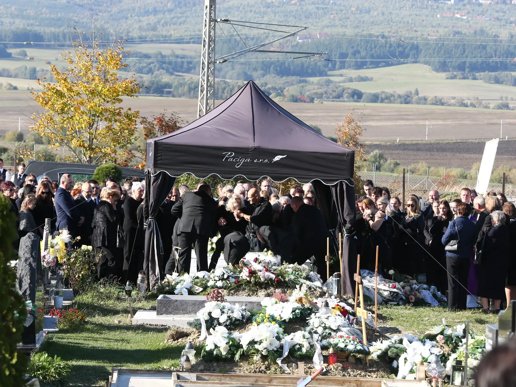 Posledná rozlúčka s nadanou študentkou Broňou. V sobotu (8.10.) sa rozlúčili rodiny Mareka a Brone so svojími milovanými deťmi, vnúčatami, a súrodencami. Ich mladé životy vyhasli vinou opitého vodiča.