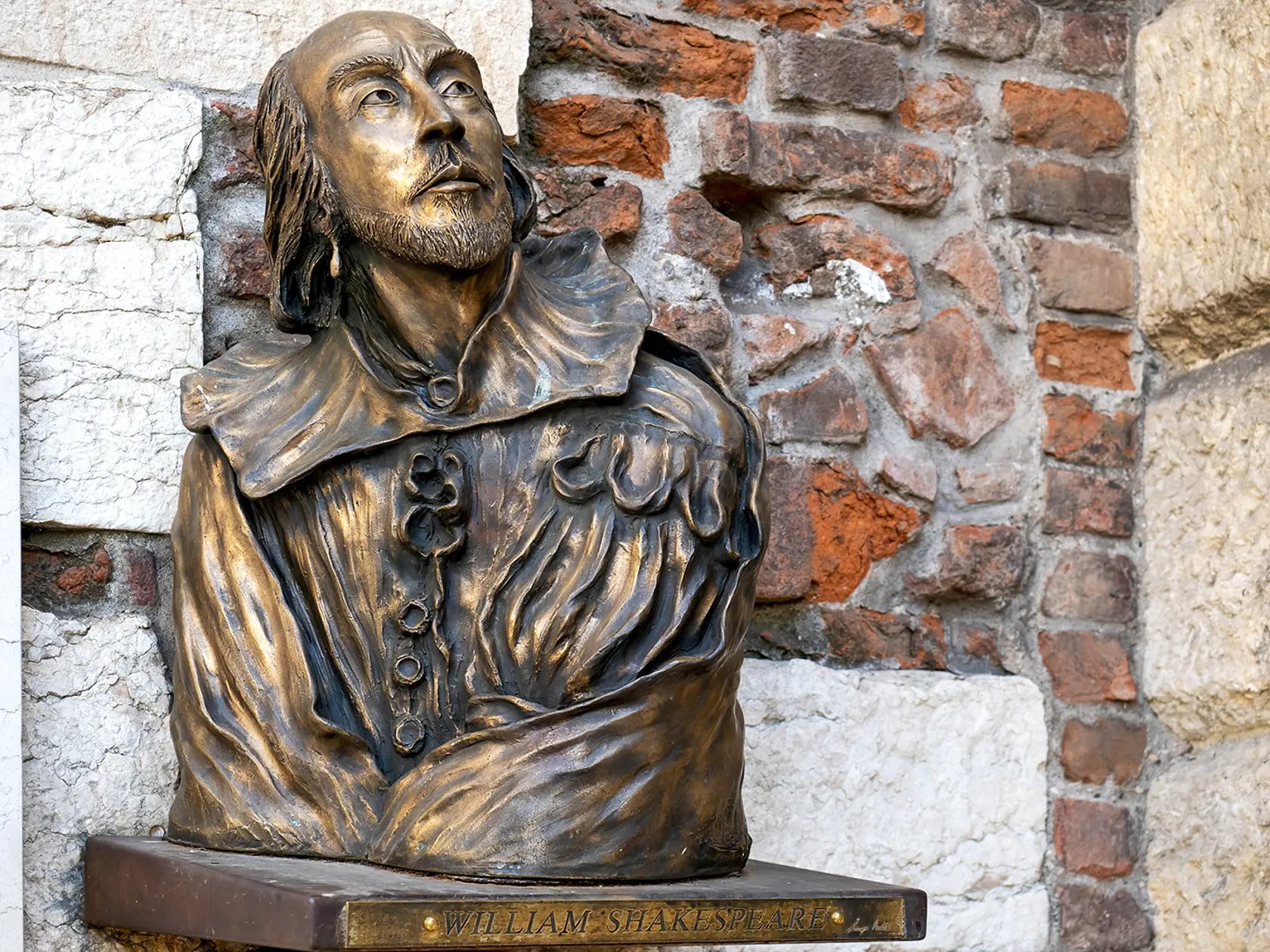 William Shakespeare má svoju podobizeň na niekoľkých miestach vo Verone. Je druhým najväčším mestom regiónu Benátsko. Žije tu štvrť milióna ľudí.