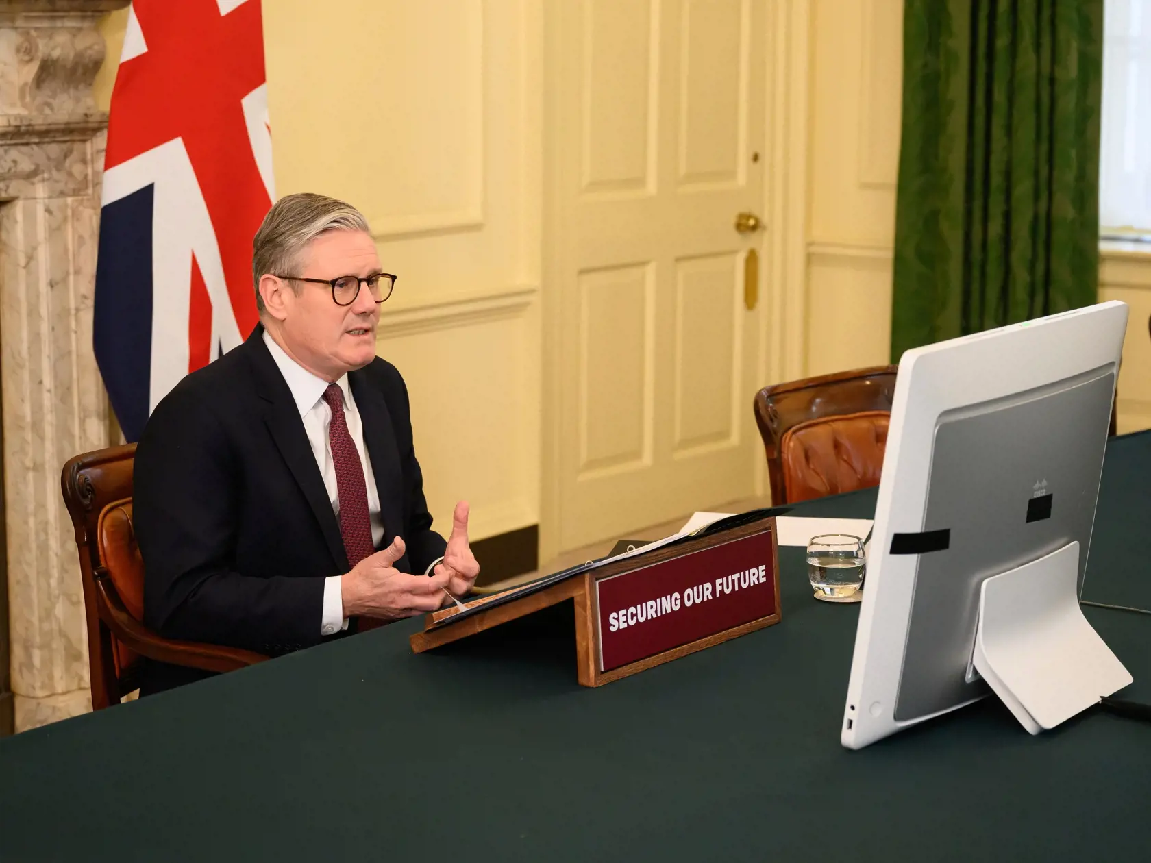 Na čele úsilia o vytvorenie koalície ochotných je Starmer spolu s francúzskym prezidentom Emmanuelom Macronom. Tvrdia, že takáto skupina štátov je spolu s podporou USA potrebná na to, aby poskytla Ukrajine bezpečnostné záruky a odradila Rusko od prípadného porušenia prímeria.