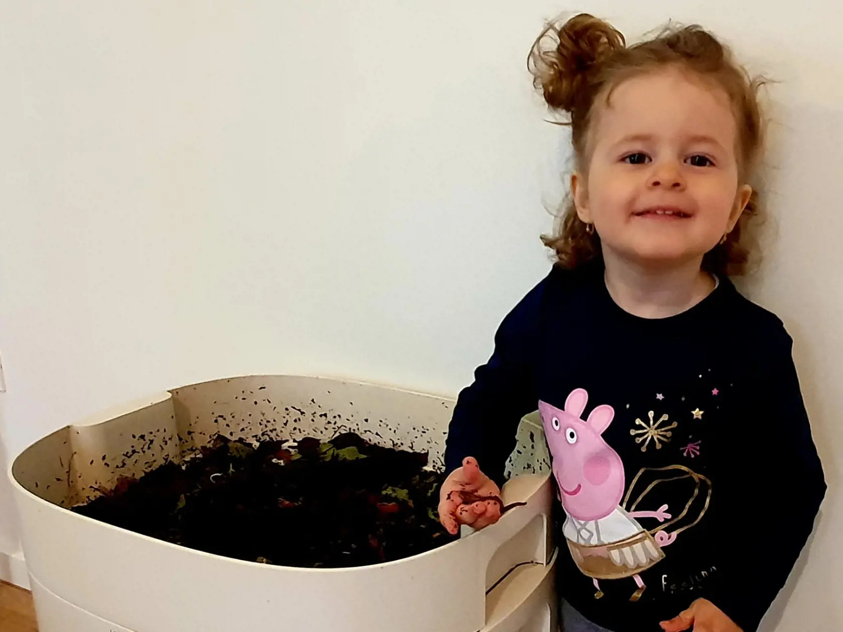 Zojka, ktorá má len 23 mesiacov si kompostér tiež obľúbila, dážďovky sa jej veeeeľmi páčia!