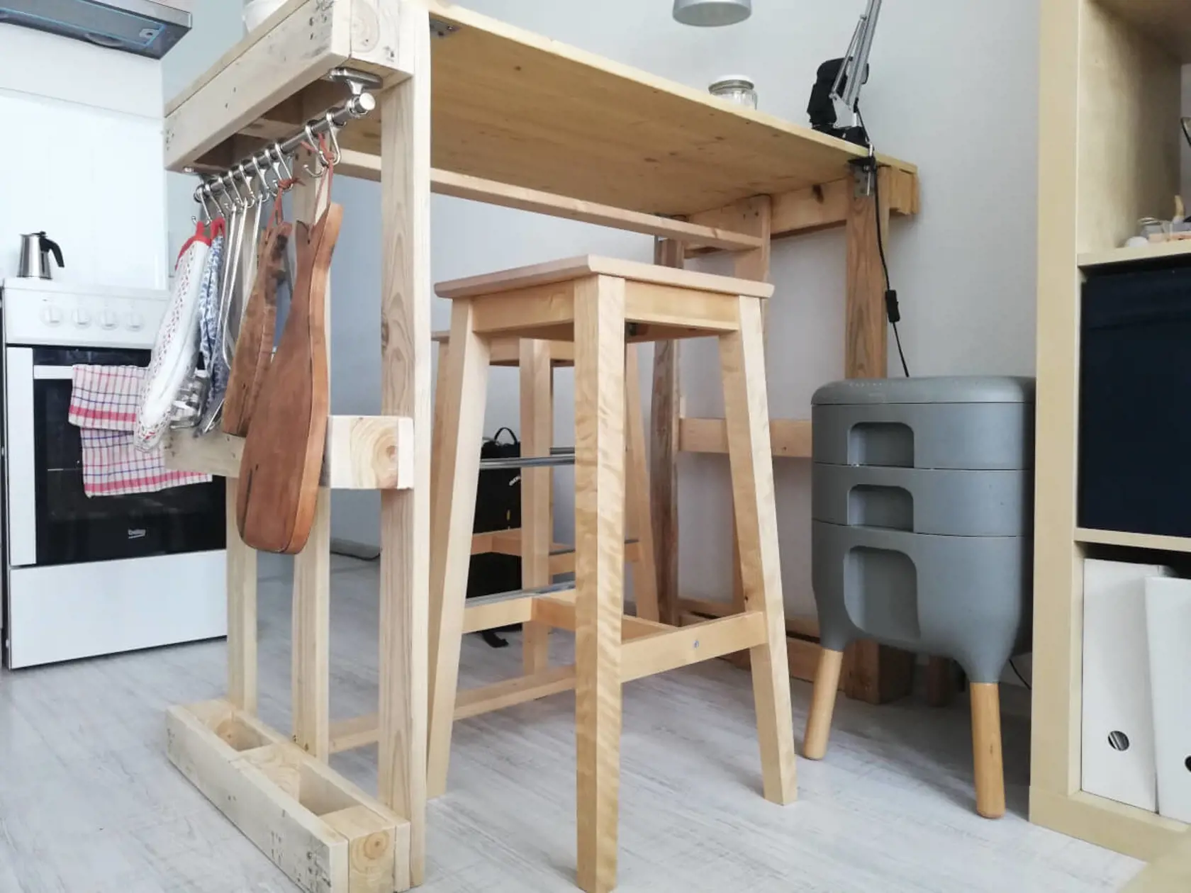Kompostér má veľmi elegantný dizajn. Hlavná výhoda je, že vôbec nezapácha a preto ho môžete mať pokojne aj v kuchyni.