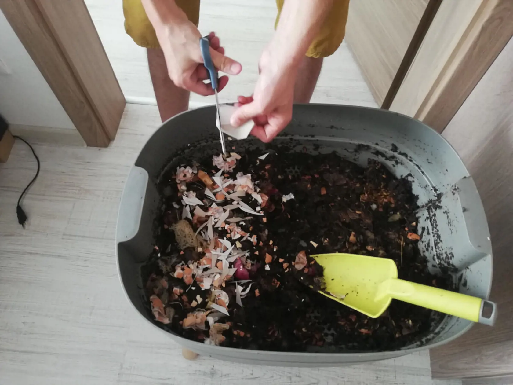 Potravu treba dážďovkám pokráať alebo postrihať na 0,5-1cm kúsky, aby si s nimi dokázali rýchlejšie poradiť.