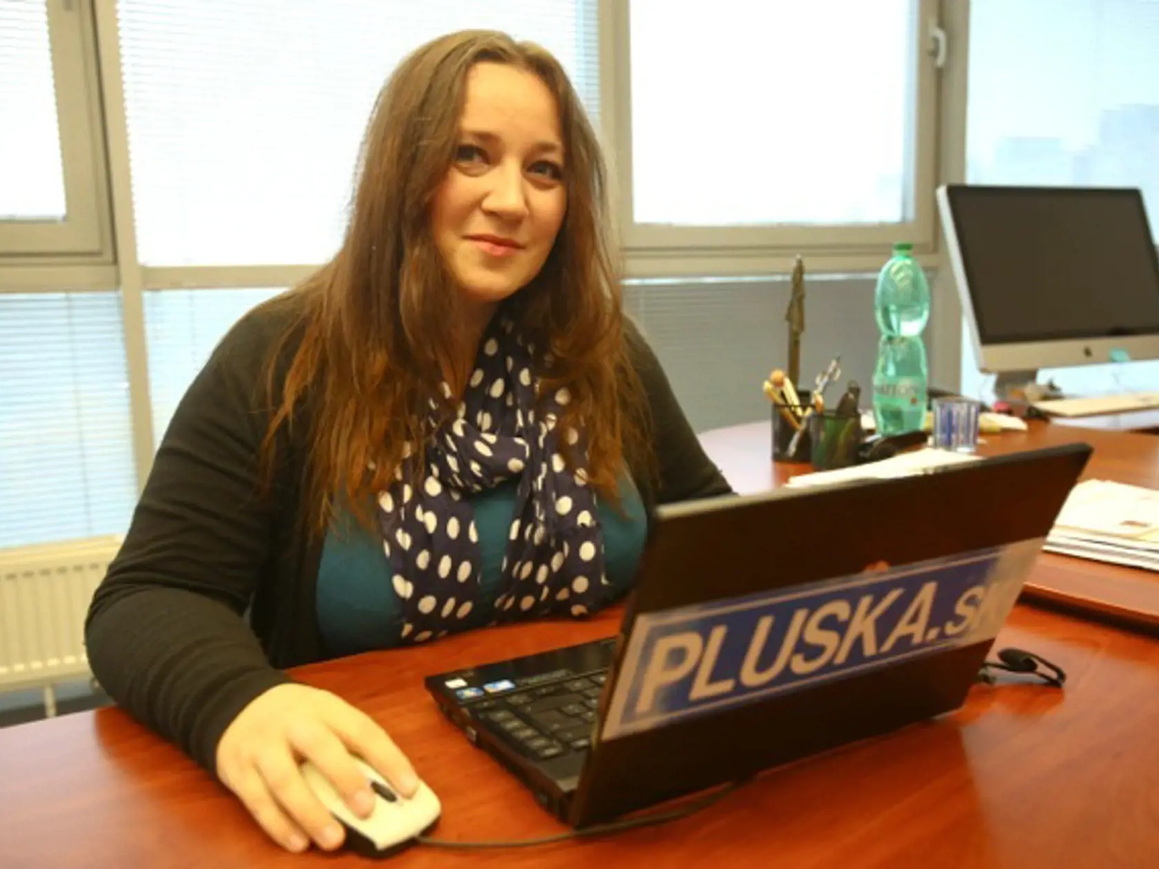 Katarína Koščová v redakcii Pluska.sk