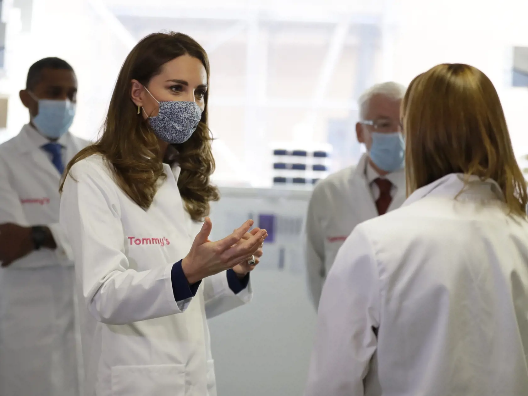 Kate, ktorá je sama matkou troch detí, nedávno navštívila Inštitút reprodukčnej bilológie na londýnskej univerzite Imperial College. Zaujímal ju výskum zaoberajúci sa znížením počtu potratov a úmrtí novorodencov pri pôrodoch.