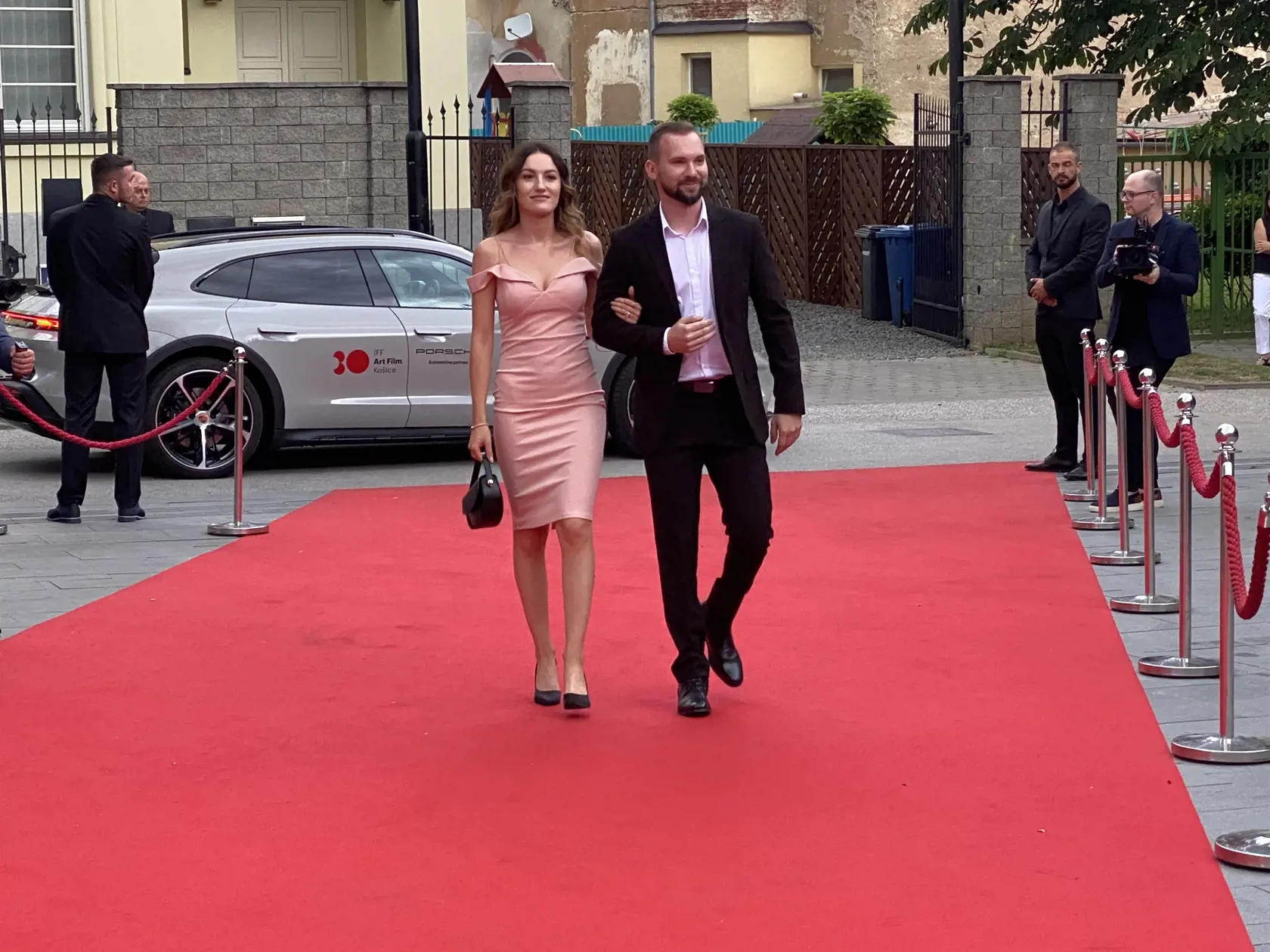 Príchod hostí na záverečný ceremoniál 30. ročníka medzinárodného festivalu Art Film Košice, na ktorom odovzdali ceny držiteľom honorárnych ocenení - Sergejovi Loznicovi, Antónii Liškovej a Marošovi Kramárovi a vyhlásili víťazov jednotlivých súťaží.