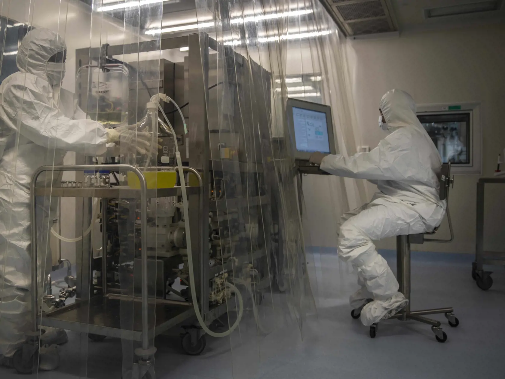 KK29 Havana - Vedci pracujú na vývoji experimentálnej vakcíny Abdala proti ochoreniu Covid-19, v Centre pre genetické inžinierstvo a biotechnológiu 25. februára 2021 v Havane. FOTO TASR/AP
Scientists work on the development of Abdala, an experimental vaccine for COVID-19, at the Center for Genetic Engineering and Biotechnology (CIGB) in Havana, Cuba, Thursday, Feb. 25, 2021. (AP Photo/Ramon Espinosa)