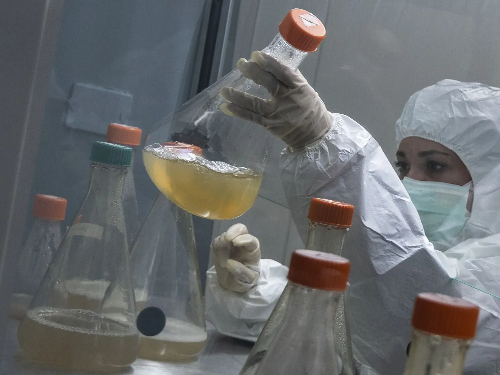 KK30 Havana - Vedkyňa pracuje na vývoji experimentálnej vakcíny Abdala proti ochoreniu Covid-19, v Centre pre genetické inžinierstvo a biotechnológiu 25. februára 2021 v Havane. FOTO TASR/AP
A scientist works on the development of Abdala, an experimental vaccine for COVID-19, at the Center for Genetic Engineering and Biotechnology (CIGB) in Havana, Cuba, Thursday, Feb. 25, 2021. (AP Photo/Ramon Espinosa)