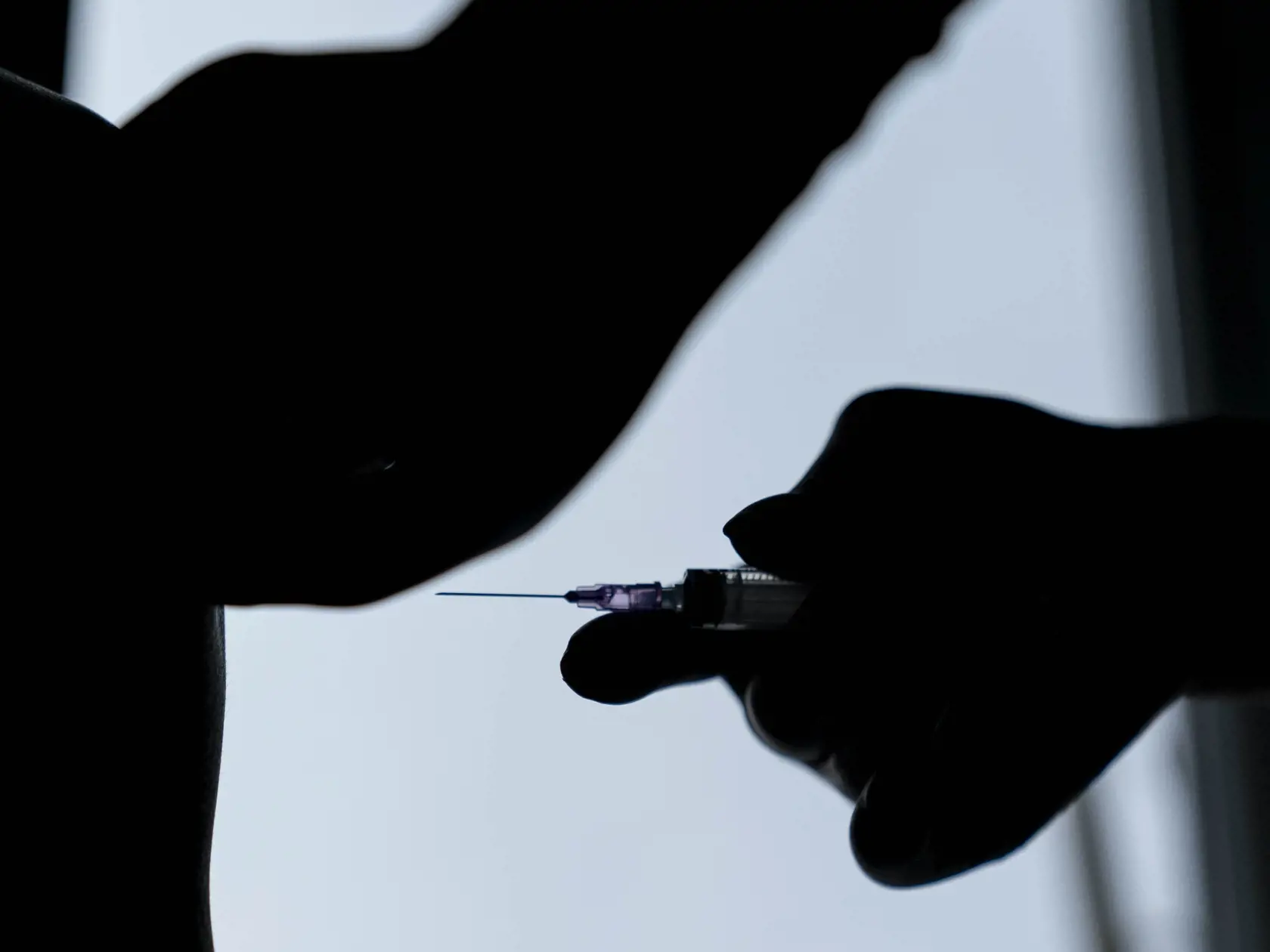 KK24 Kramatorsk - Zdravotník očkuje ukrajinského opravára vakcínou proti ochoreniu Covid-19 s názvom Covishield od britsko-švédskej farmaceutickej spoločnosti AstraZeneca a Oxfordskej univerzity  na vojenskej základni v ukrajinskom Kramatorsku 2. marca 2021. Ukrajina plánuje v tomto roku zaočkovať 14,4 milióna ľudí, čo je asi 35% z celkého počtu obyvateľstva. FOTO TASR/AP
A medic prepares to administer a dose of an AstraZeneca COVID-19 vaccine marketed under the name CoviShield, to a Ukrainian s