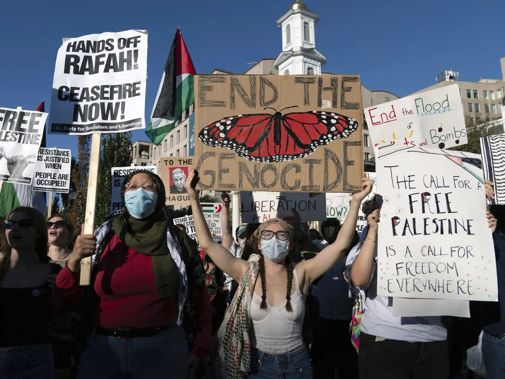 JB 27 Washington - Pro-palestínski demonštranti pochodujú počas protestu na vyjadrenie solidarity s Palestínčanmi v Gaze na pro-palestínskom zhromaždení vo Washingtone 5. októbra 2024, na ktorom sa zúčastnilo niekoľko tisícok demonštrantov. Tisíce demonštrantov sa v sobotu vydali do ulíc viacerých veľkých miest po celom svete, aby pred blížiacim sa prvým výročím začiatku vojny v Pásme Gazy žiadali ukončenie konfliktu. Informovali o tom agentúry AP a Reuters, píše TASR. FOTO TASR/AP

Pro-Palestin