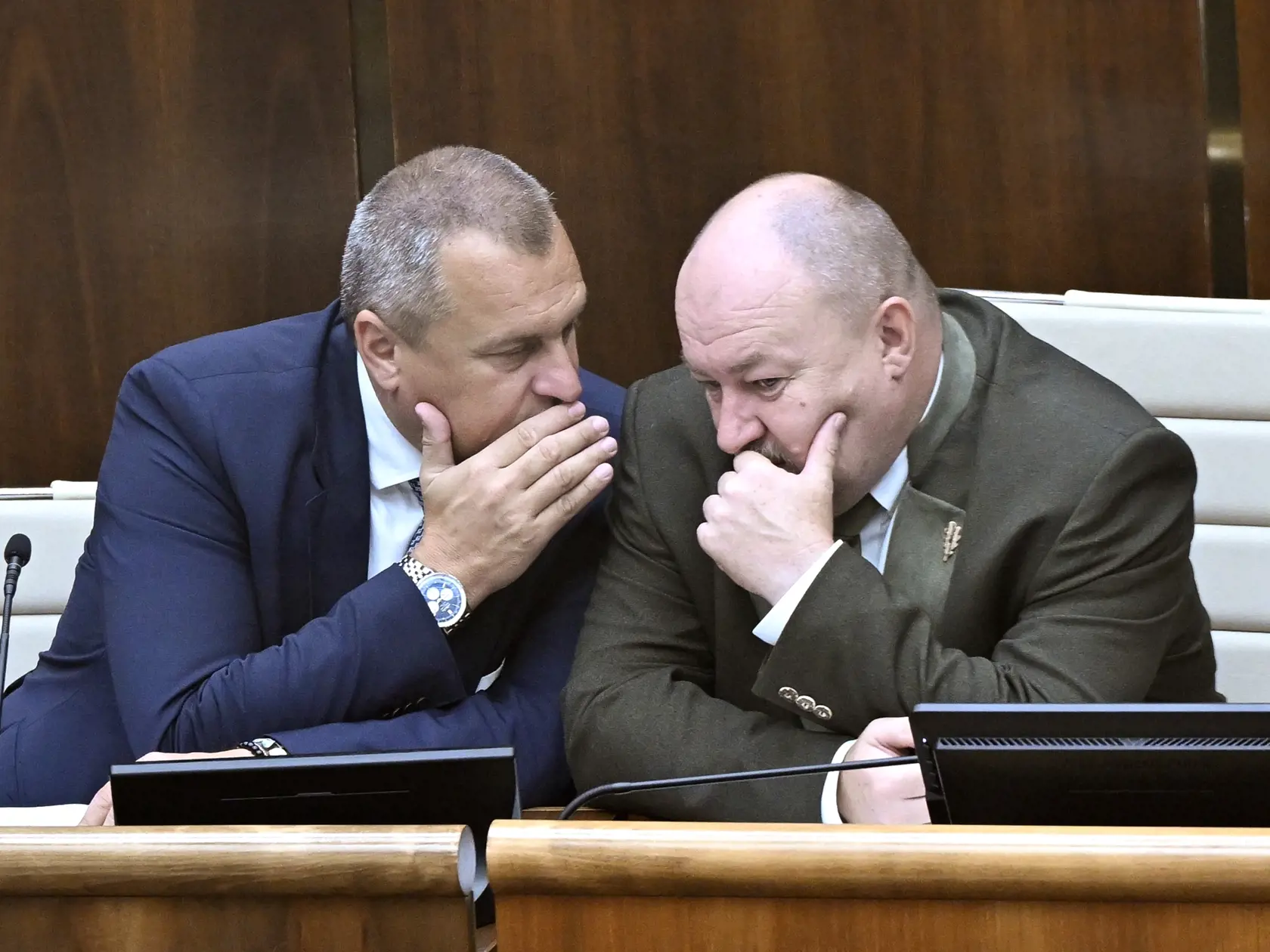 Na snímke vľavo podpredseda NRSR Andrej Danko (SNS) a vpravo Rudolf Huliak (SNS) počas rokovania mimoriadnej 16. schôdze Národnej rady (NR) Slovenskej republiky 16. júla 2024 v Bratislave.