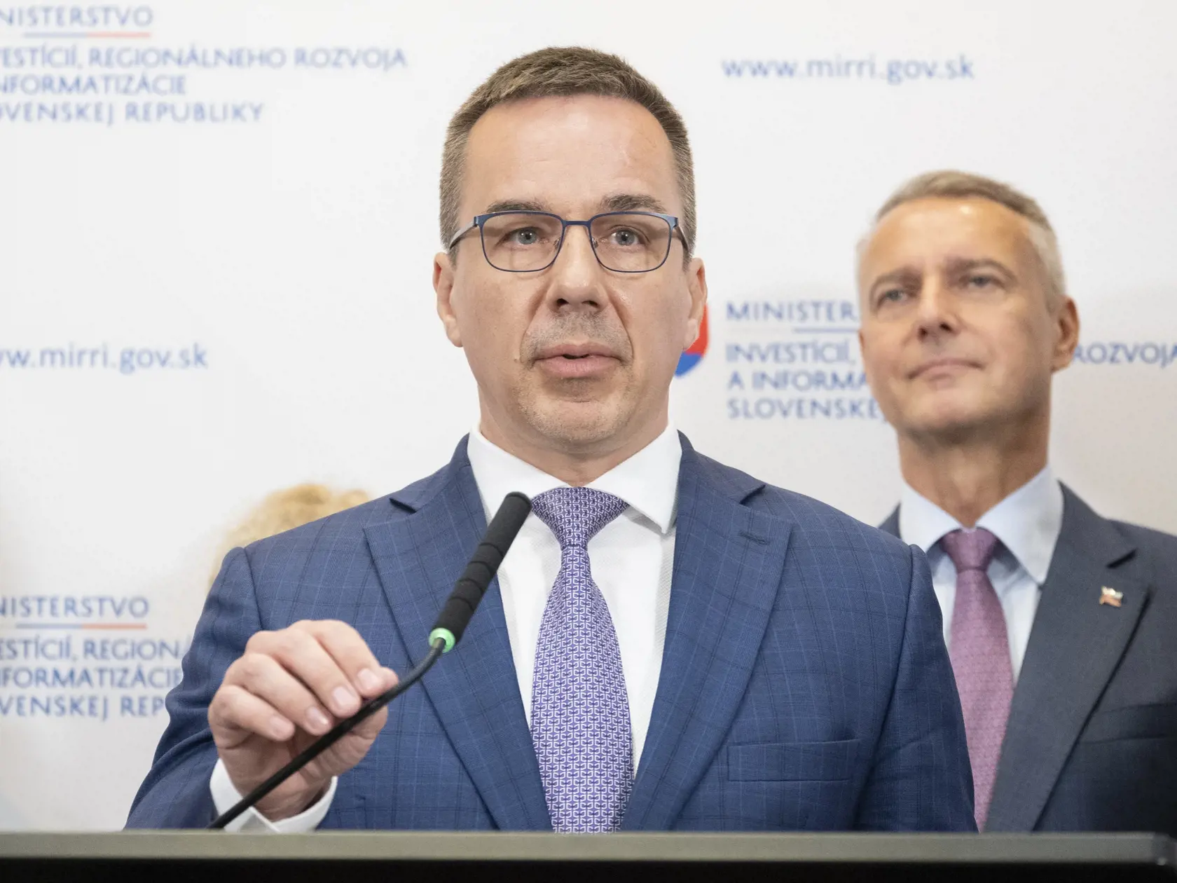 Na snímke sprava minister investícií, regionálneho rozvoja a informatizácie SR Richard Raši a minister práce, sociálnych vecí a rodiny SR Erik Tomáš počas tlačovej konferencie na tému "Prezvoňme Slovensko! Desiaty ročník podujatia Od Tatier k Dunaju na bicykli aj napriek skleróze multiplex" 22. mája 2024 v Bratislave. FOTO TASR - Martin Baumann
