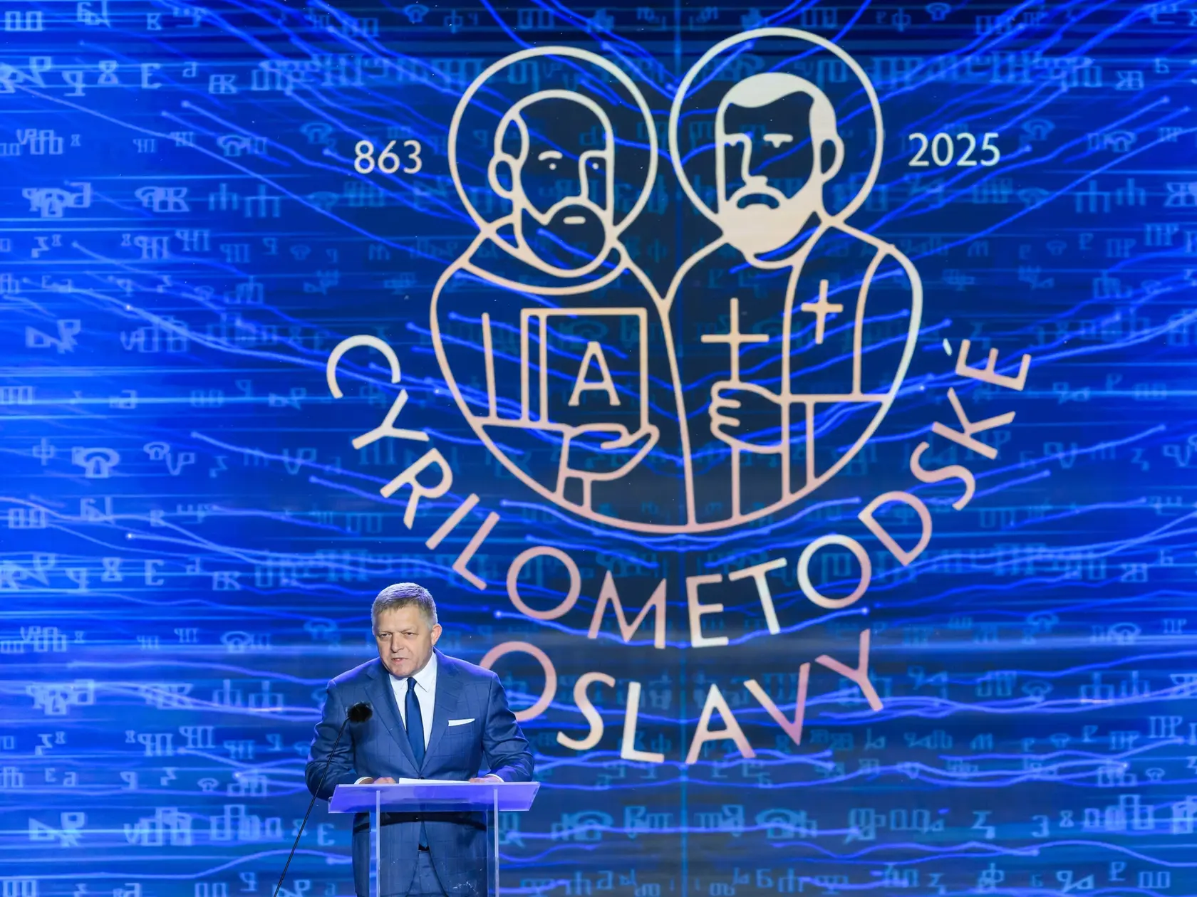 Na snímke predseda vlády SR Robert Fico (Smer-SD) počas galavečera v rámci osláv sviatku Cyrila a Metoda na Devíne v Bratislave 5. júla 2025. Hrad Devín v Bratislave je v sobotu opäť miestom celoslovenských cyrilo-metodských osláv. Pre návštevníkov bol pripravený celodenný program, ktorý priblížil históriu, umenie, zvyky, ľudovú tvorivosť, pripravené boli aj ekumenické bohoslužby. Podujatie má priblížiť význam štátneho sviatku svätých Cyrila a Metoda. Brány areálu sa otvorili o 11.00 h. FOTO TASR - Jaroslav Novák