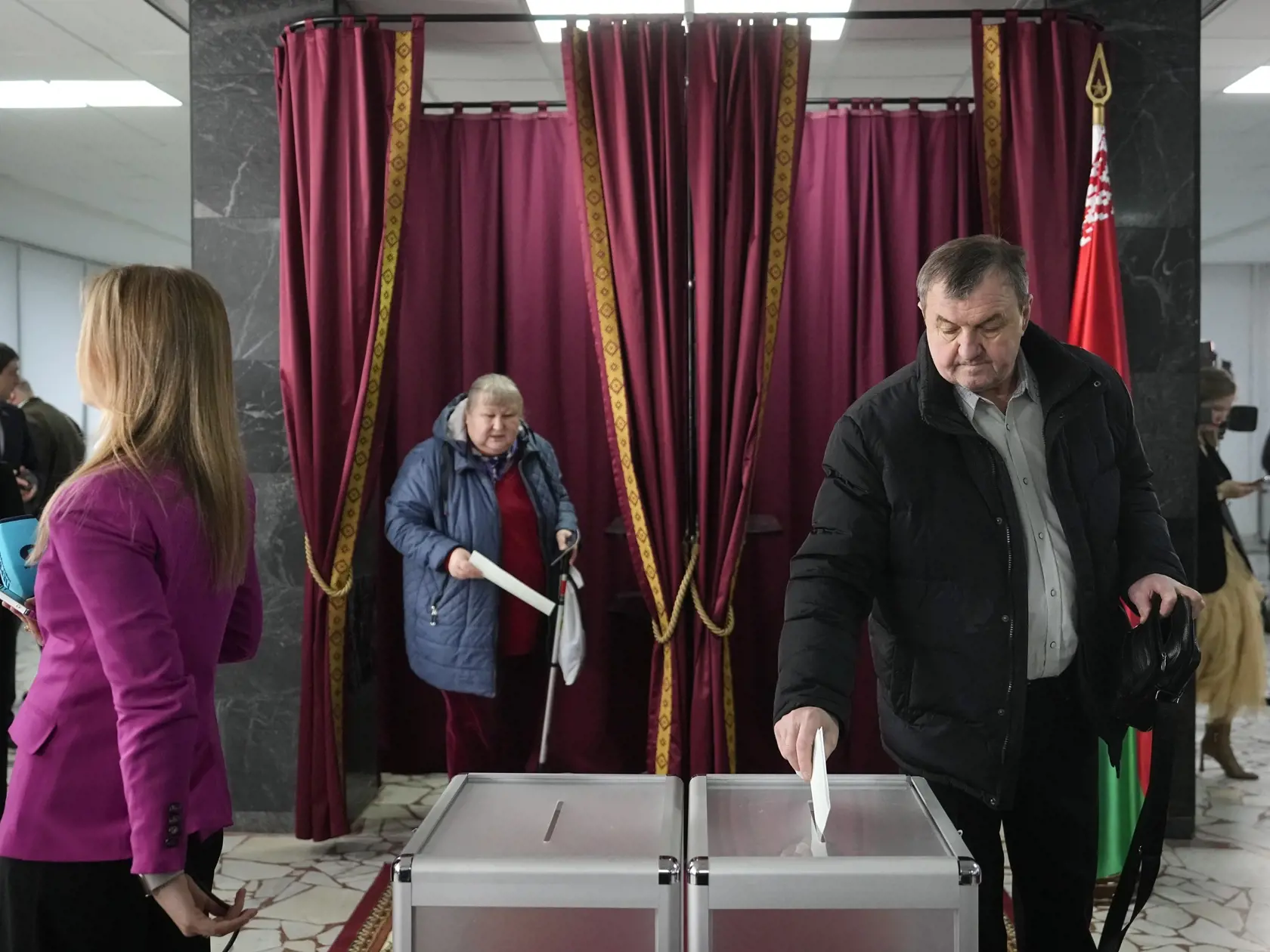 KK8 Minsk - Ľudia volia vo volebnej miestnosti v Minsku počas prezidentských volieb v Bielorusku v nedeľu 26. januára 2025. V Bielorusku sa v nedeľu ráno o 8.00 miestneho času (6.00 SEČ) otvorili volebné miestnosti pri príležitosti prezidentských volieb. Ide o prvé voľby hlavy štátu od masívnych protestov po voľbách spred piatich rokov, v ktorých s prehľadom zvíťazil doterajší prezident Alexandr Lukašenko. FOTO TASR/AP
People cast their ballots at a polling site during voting in presidential elections in Minsk, Belarus, Sunday, Jan. 26, 2025. (AP Photo/Pavel Bednyakov)