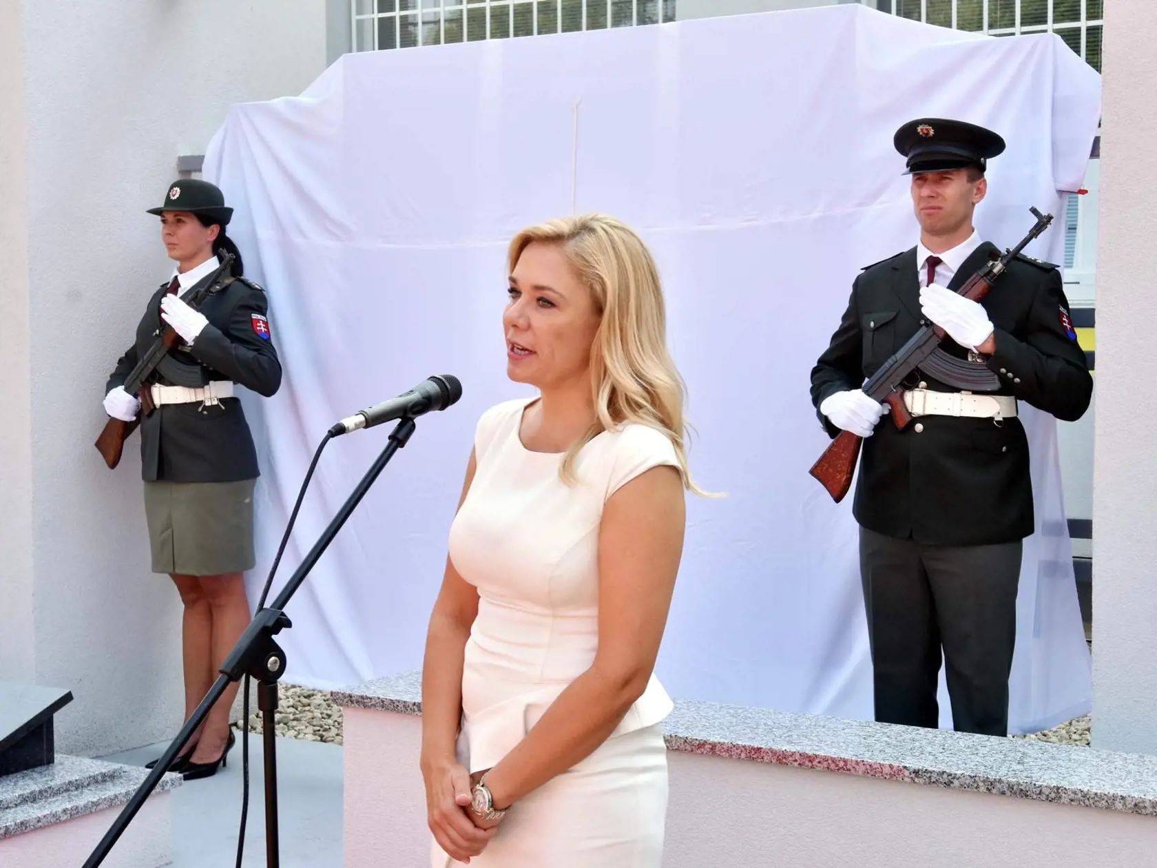 Ministerka vnútra Denisa Saková odhalila pomník v Lučenci príslušníkom, ktorí zahynuli v službe