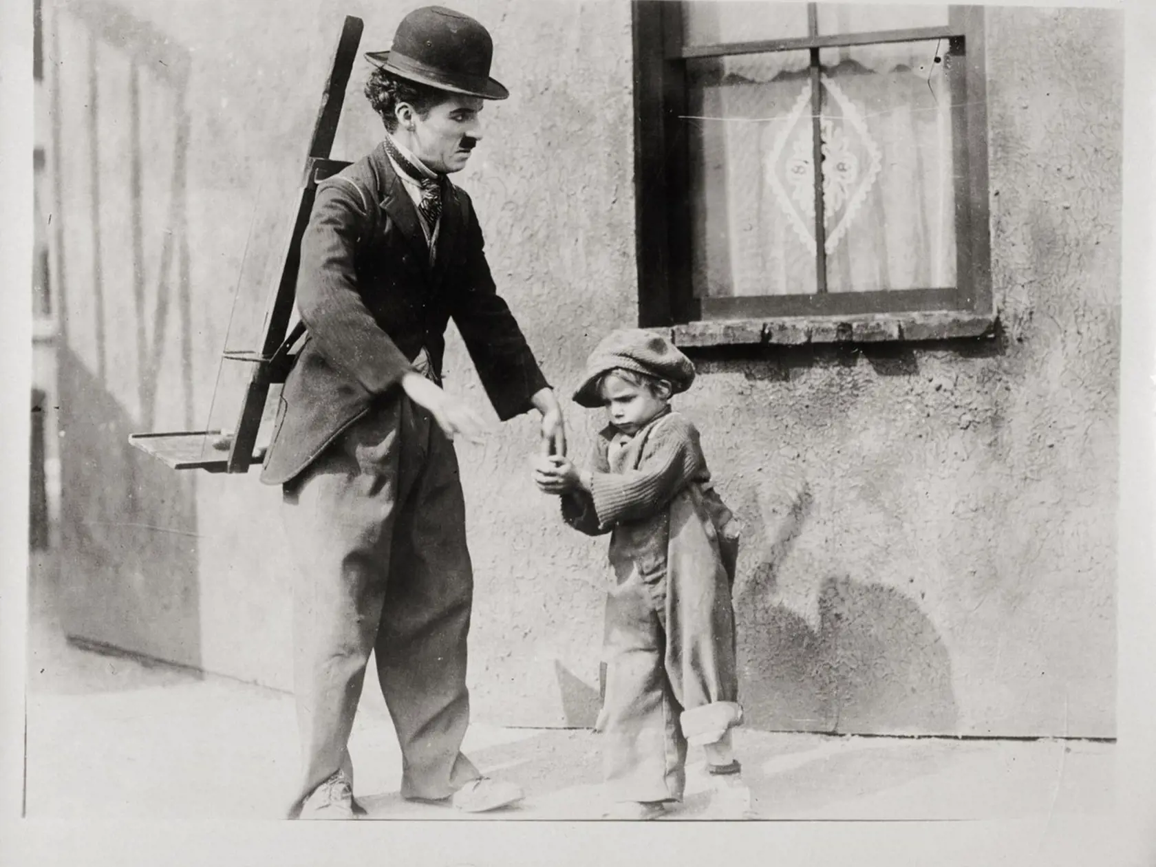 Charlie Chaplin a Jackie Coogan vo filme "The Kid"