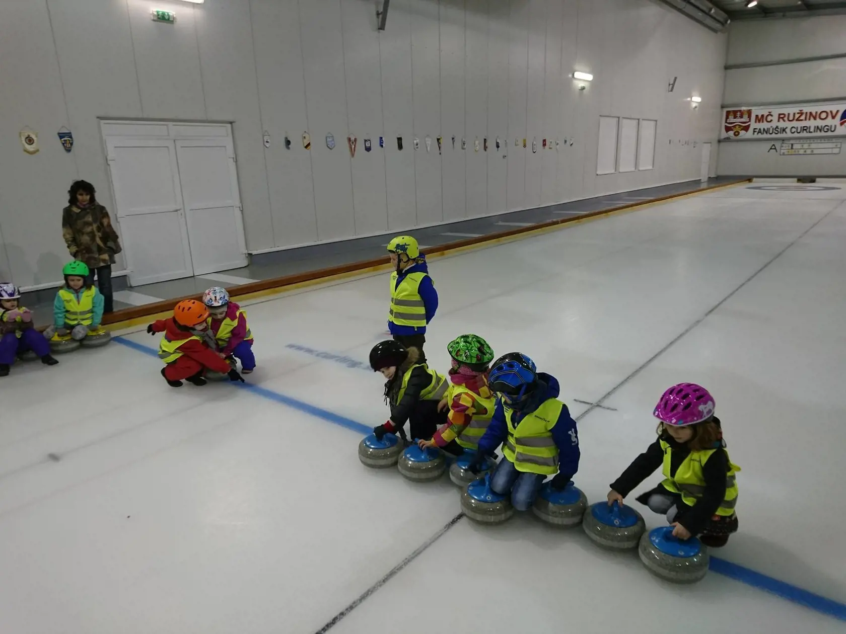 Počas 15 rokov si curling vyskúšali stovky detí.