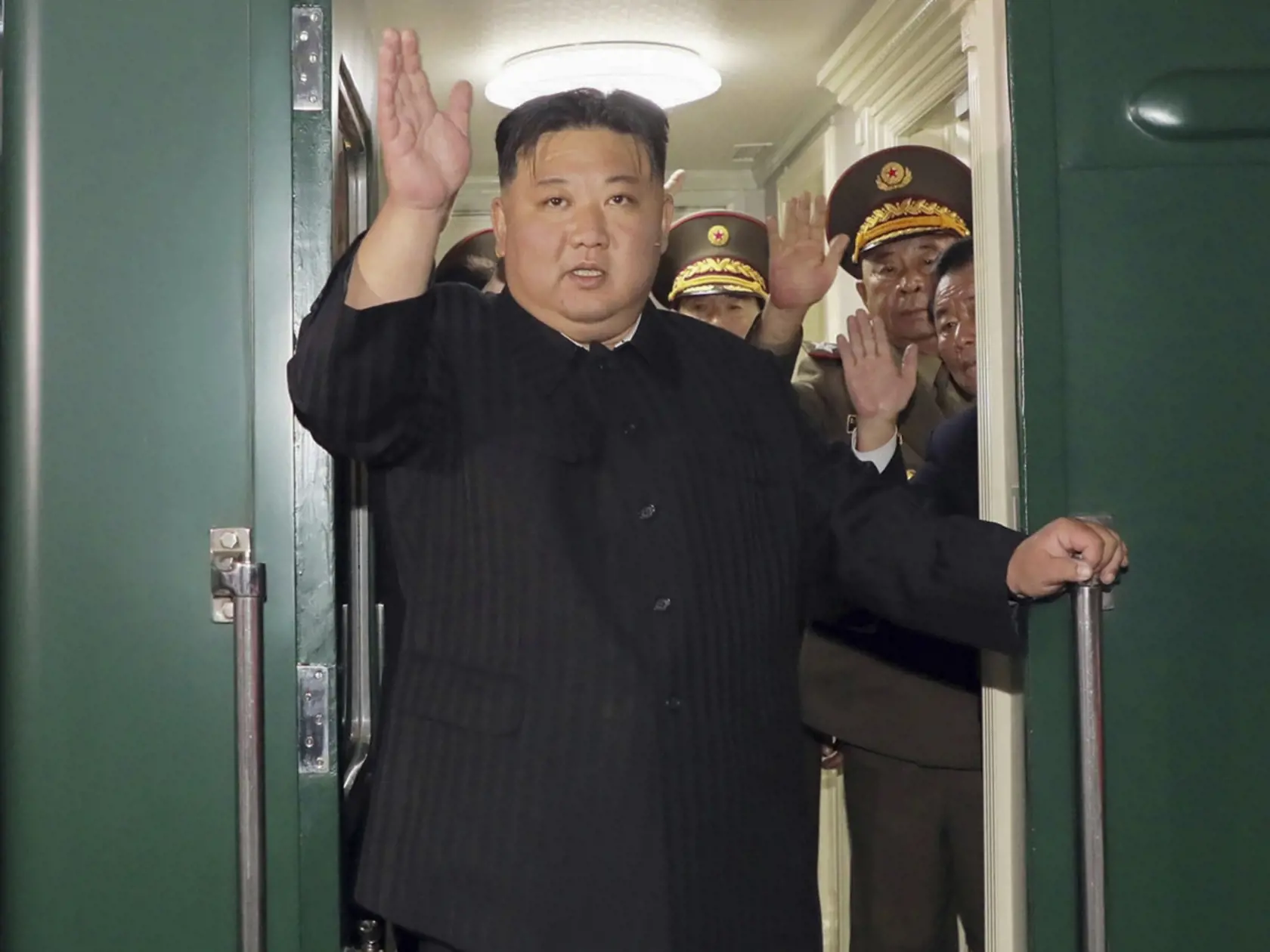 Na snímke z nedele 10. septembra 2023 severokórejský vodca Kim Čong-un máva počas nástupu do vlaku v severokórejskom meste Pchjongjang.