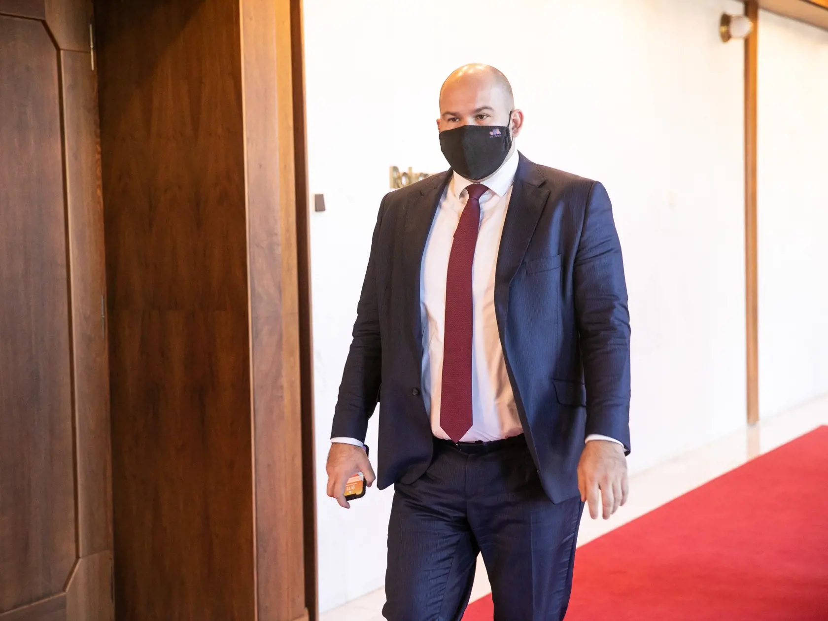 Dodržiavanie nových opatrení v parlamente. Na fotke je Peter Pčolinský.