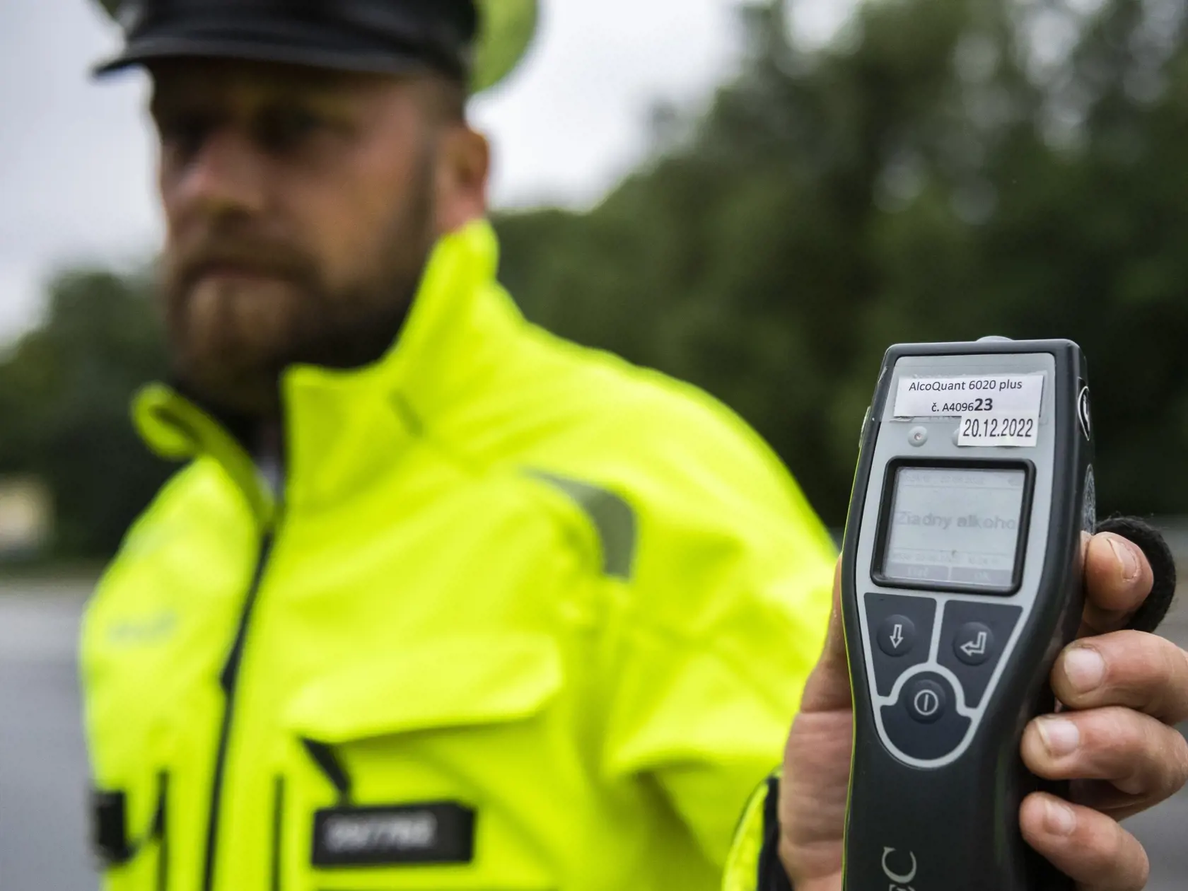 Na snímke policajt ukazuje výsledok kontroly vodiča na prítomnosť alkoholu počas celoslovenskej policajnej akcie "Zodpovednosť" na Dolnozemskej ceste v Bratislave 22. augusta 2022. FOTO TASR - Jaroslav Novák