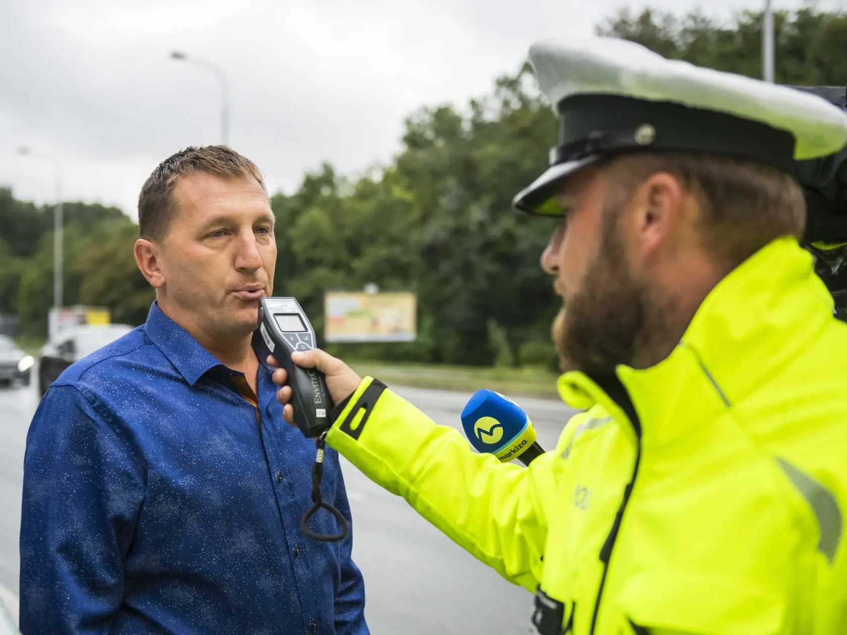 Na snímke policajt kontroluje vodiča na prítomnosť alkoholu počas celoslovenskej policajnej akcie "Zodpovednosť" na Dolnozemskej ceste v Bratislave 22. augusta 2022. FOTO TASR - Jaroslav Novák