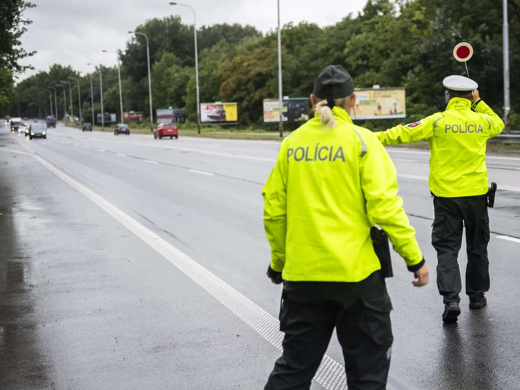Na snímke policajti zastavujú vozidlo v rámci kontroly alkoholu za volantom počas celoslovenskej policajnej akcie "Zodpovednosť" na Dolnozemskej ceste v Bratislave 22. augusta 2022. FOTO TASR - Jaroslav Novák