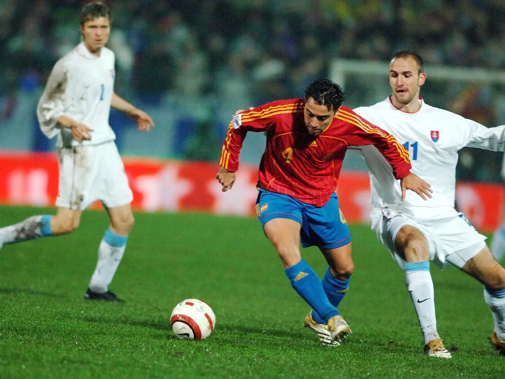 Slovenskí futbalisti ťahali v roku 2005 v Madride za kratší koniec, čo mala podľa Dušana Galisa do istej miery na svedomí aj diplomacia