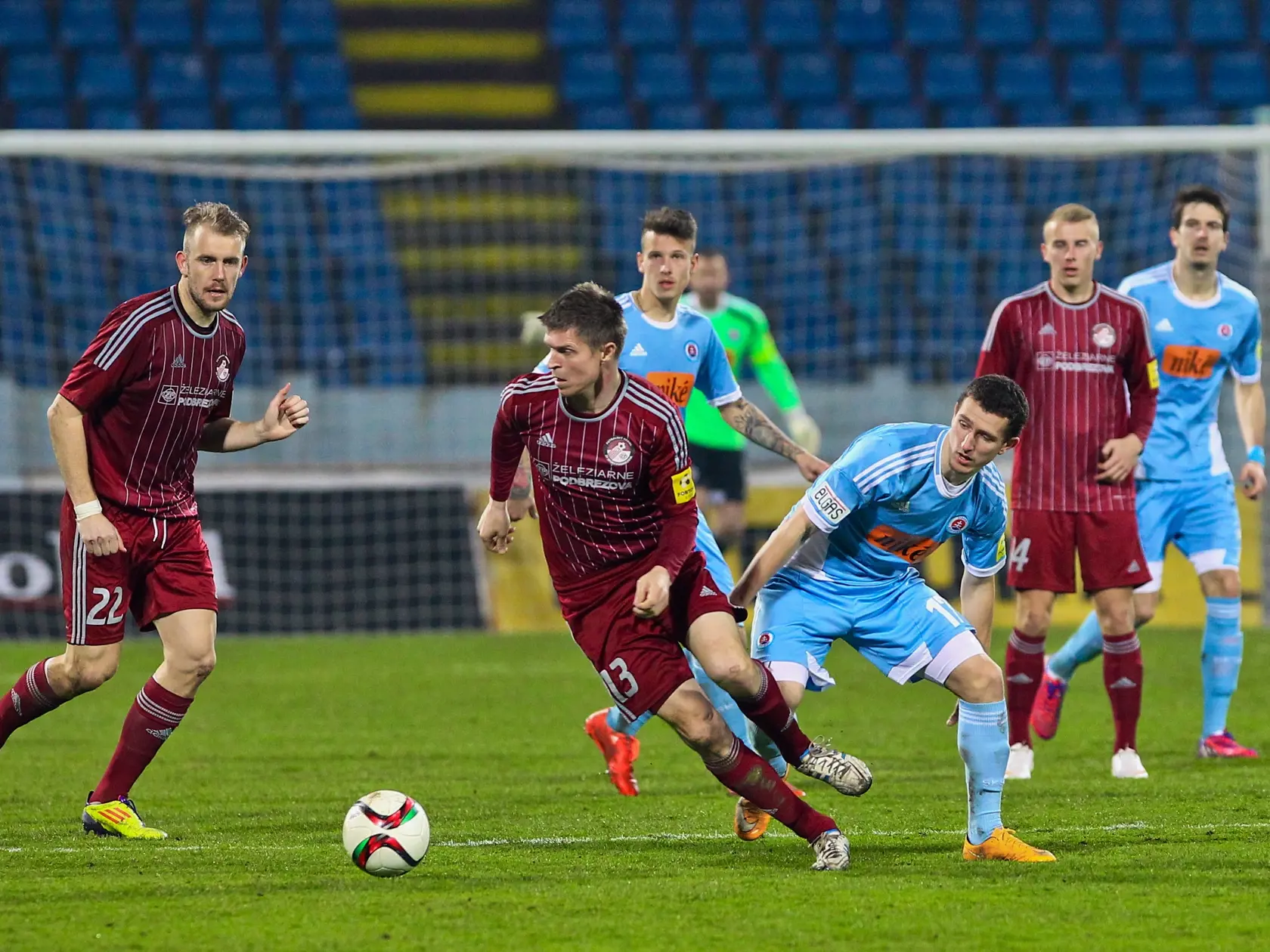 Na snimke Samuel Stefanik (Slovan) a Vratislav Gresko (Podbrezova) pocas zapasu 23. kola najvyssej slovenskej futbalovej sutaze Fortuna liga medzi SK Slovan Bratislava a ZP Sport Podbrezova.