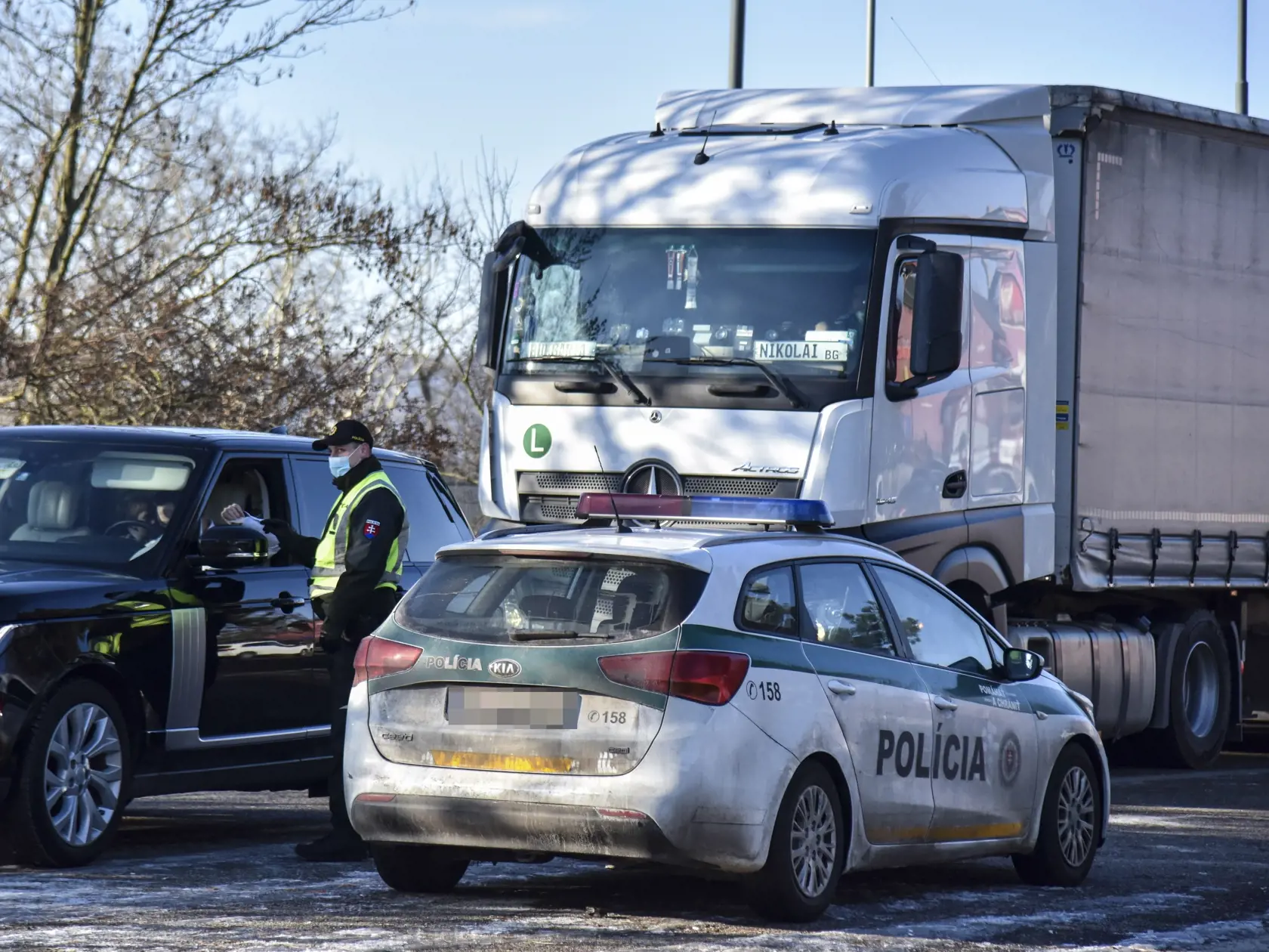Na snímke policajt vykonáva hraničnú kontrolu pri vstupe na Slovensko na slovensko - rakúskom hraničnom priechode Bratislava - Berg, 15. februára 2021. Policajti kontrolujú dodržiavanie karanténnych opatrení a splnenie podmienok pred vstupom na územie Slovenska vyplývajúcich z platnej vyhlášky Úradu verejného zdravotníctva SR. FOTO TASR - Pavol Zachar