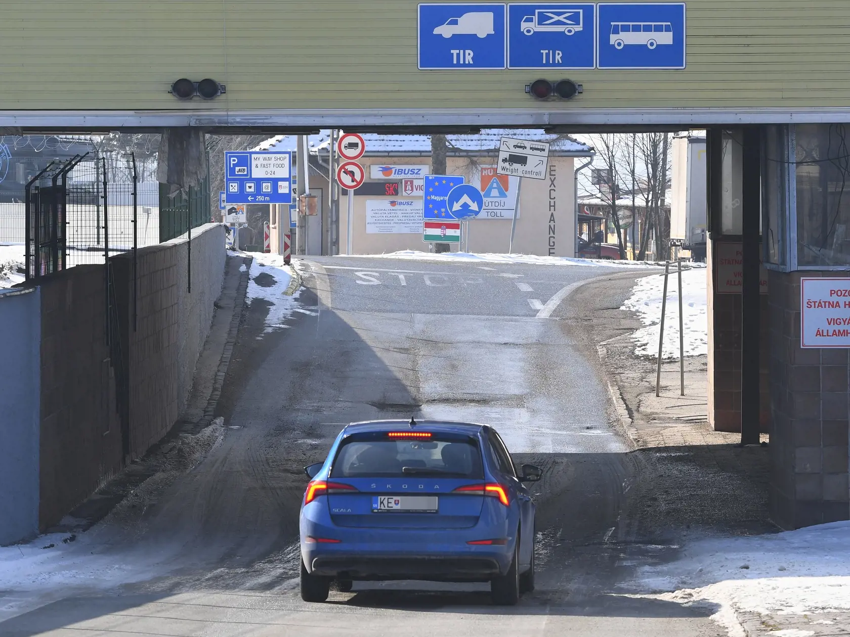 Slovensko-maďarský hraničný priechod Milhosť – Tornysnémeti v okrese Košice-okolie. Kontrola motorových vozidiel v rámci protipandemických opatrení pri prekračovaní štátnej hranice 16. februára 2021 okolo 10:00 hodiny sa nevykonávala. Vozidlá prekračovali štátnu hranicu bez čakania. V drvivej väčšine išlo o nákladné vozidlá, osobné motorové vozidlá sa tu objavili len sporadicky. Milhosť 16. februára 2021 FOTO TASR – Milan Kapusta 