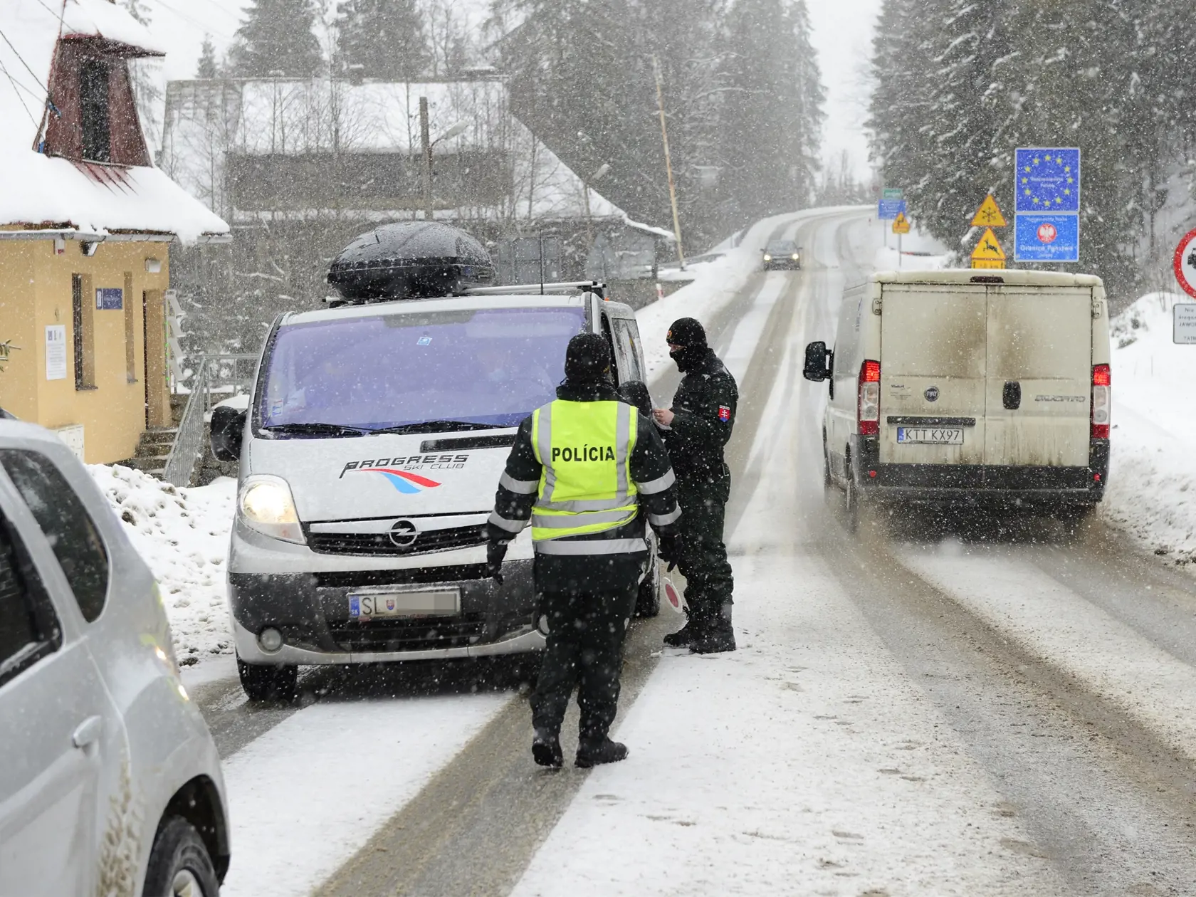 Na snímke policajná kontrola na slovensko-poľskom hraničnom priechode Podspády - Jurgów v okrese Poprad počas sprísnených opatrení na zamedzenie šírenia nového koronavírusu. Viaceré autá prichádzajúce z Poľska sa už v diaľke otáčali, keď zbadali policajnú kontrolu. Podspády, 19. februára 2021      FOTO TASR - Milan Kapusta