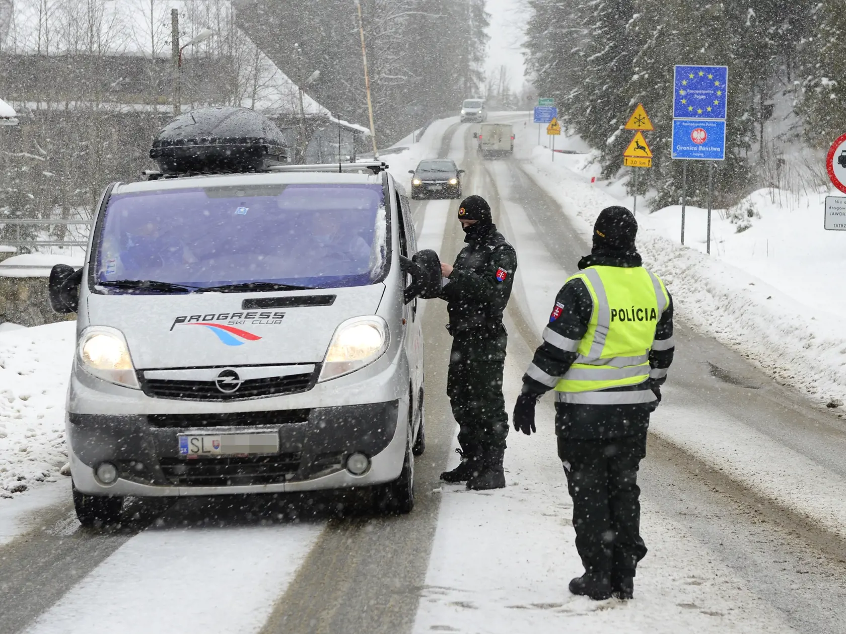 Na snímke policajná kontrola na slovensko-poľskom hraničnom priechode Podspády - Jurgów v okrese Poprad počas sprísnených opatrení na zamedzenie šírenia nového koronavírusu. Viaceré autá prichádzajúce z Poľska sa už v diaľke otáčali, keď zbadali policajnú kontrolu. Podspády, 19. februára 2021      FOTO TASR - Milan Kapusta