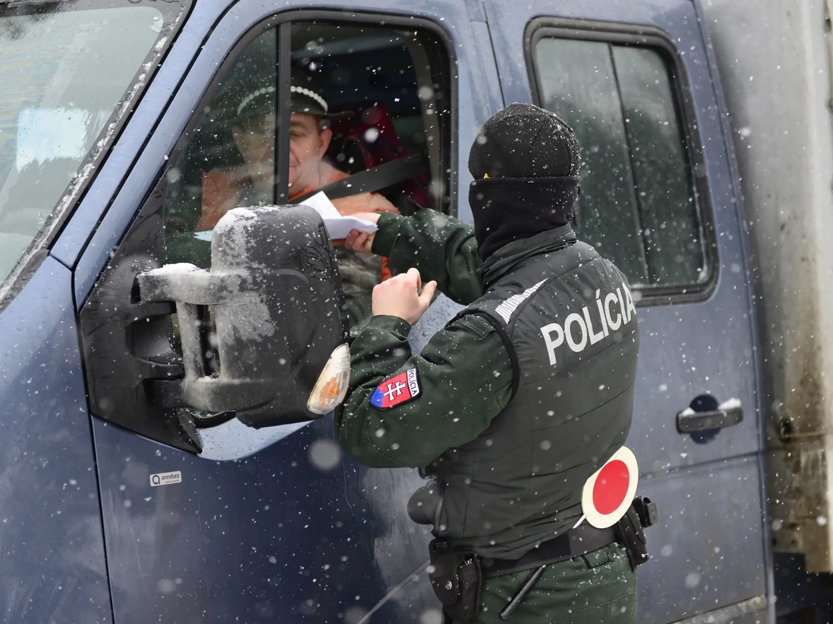 Na snímke policajná kontrola na slovensko-poľskom hraničnom priechode Podspády - Jurgów v okrese Poprad počas sprísnených opatrení na zamedzenie šírenia nového koronavírusu. Viaceré autá prichádzajúce z Poľska sa už v diaľke otáčali, keď zbadali policajnú kontrolu. Podspády, 19. februára 2021      FOTO TASR - Milan Kapusta