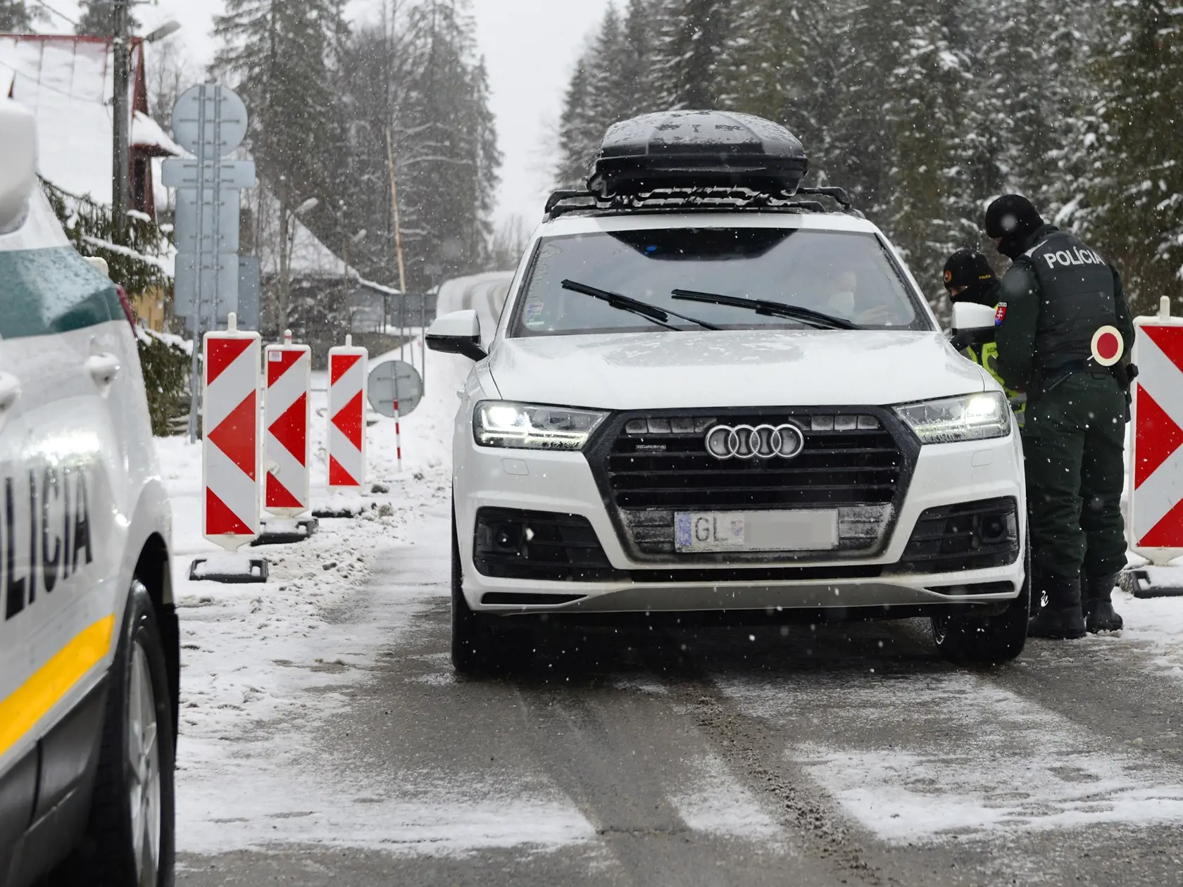 Na snímke policajná kontrola na slovensko-poľskom hraničnom priechode Podspády - Jurgów v okrese Poprad počas sprísnených opatrení na zamedzenie šírenia nového koronavírusu. Viaceré autá prichádzajúce z Poľska sa už v diaľke otáčali, keď zbadali policajnú kontrolu. Podspády, 19. februára 2021      FOTO TASR - Milan Kapusta
